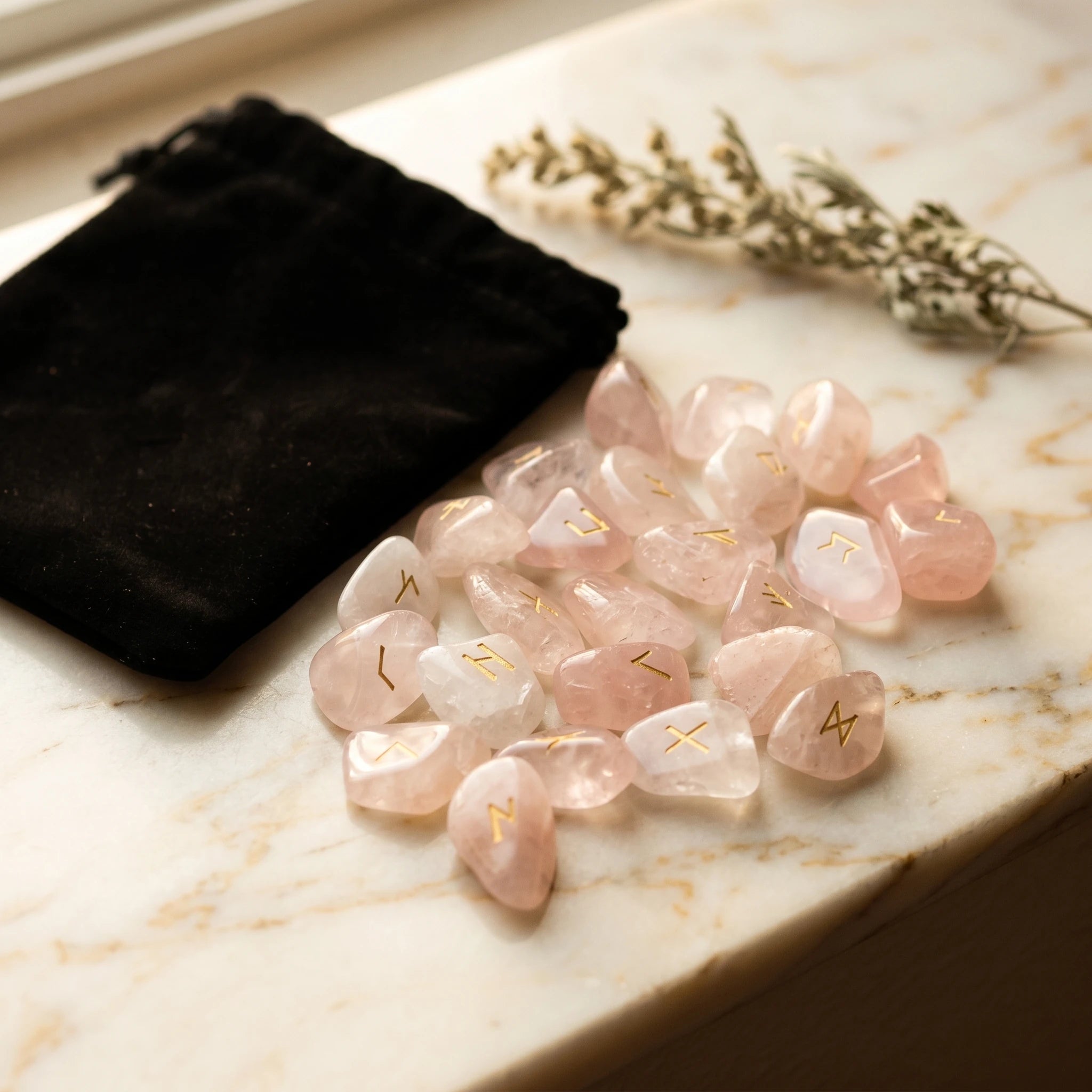 Les Runes de Quartz Rose — Set divinatoire viking — vue principale · AURÆN Objets Sacrés