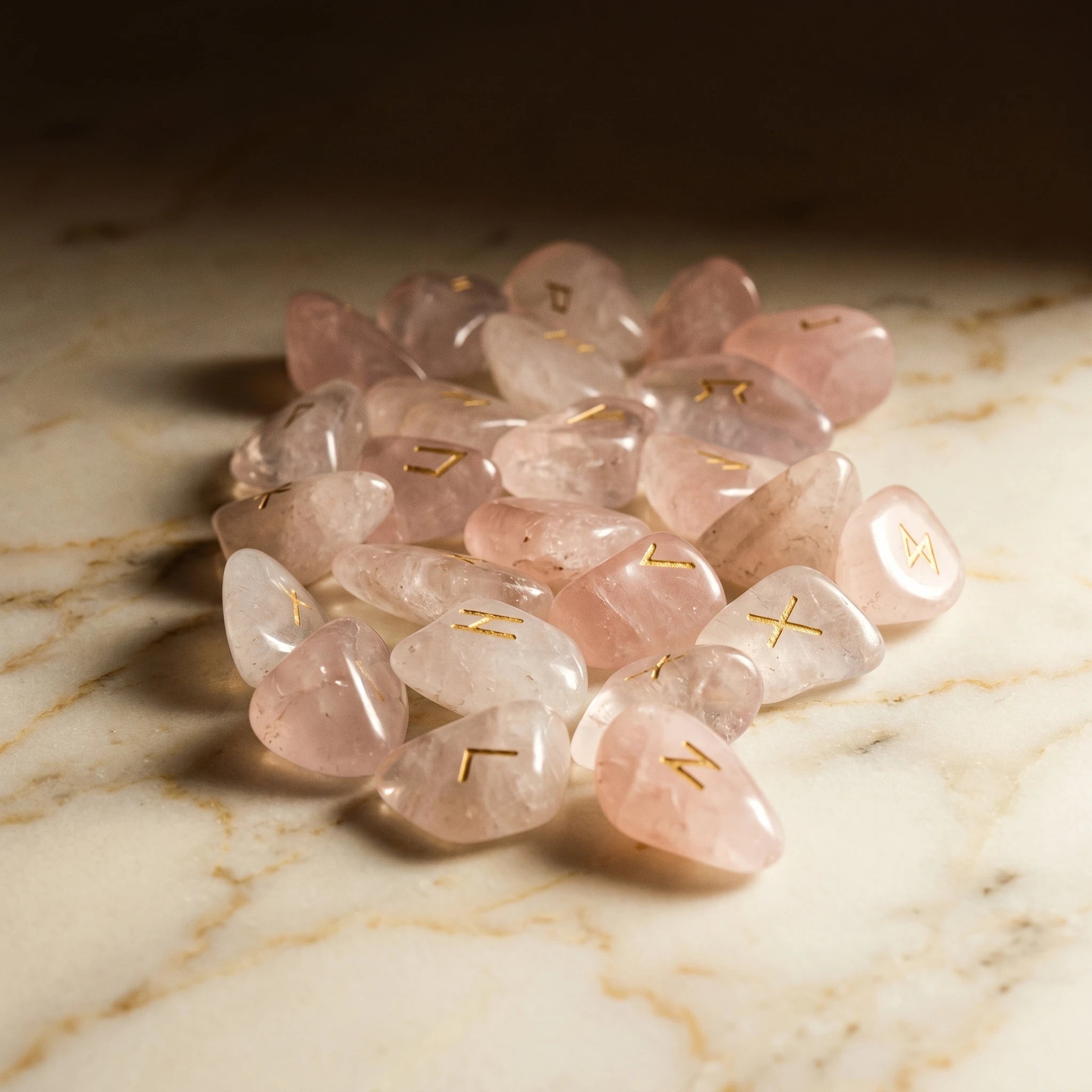 Les Runes de Quartz Rose — Set divinatoire viking — détail matière · AURÆN Objets Sacrés