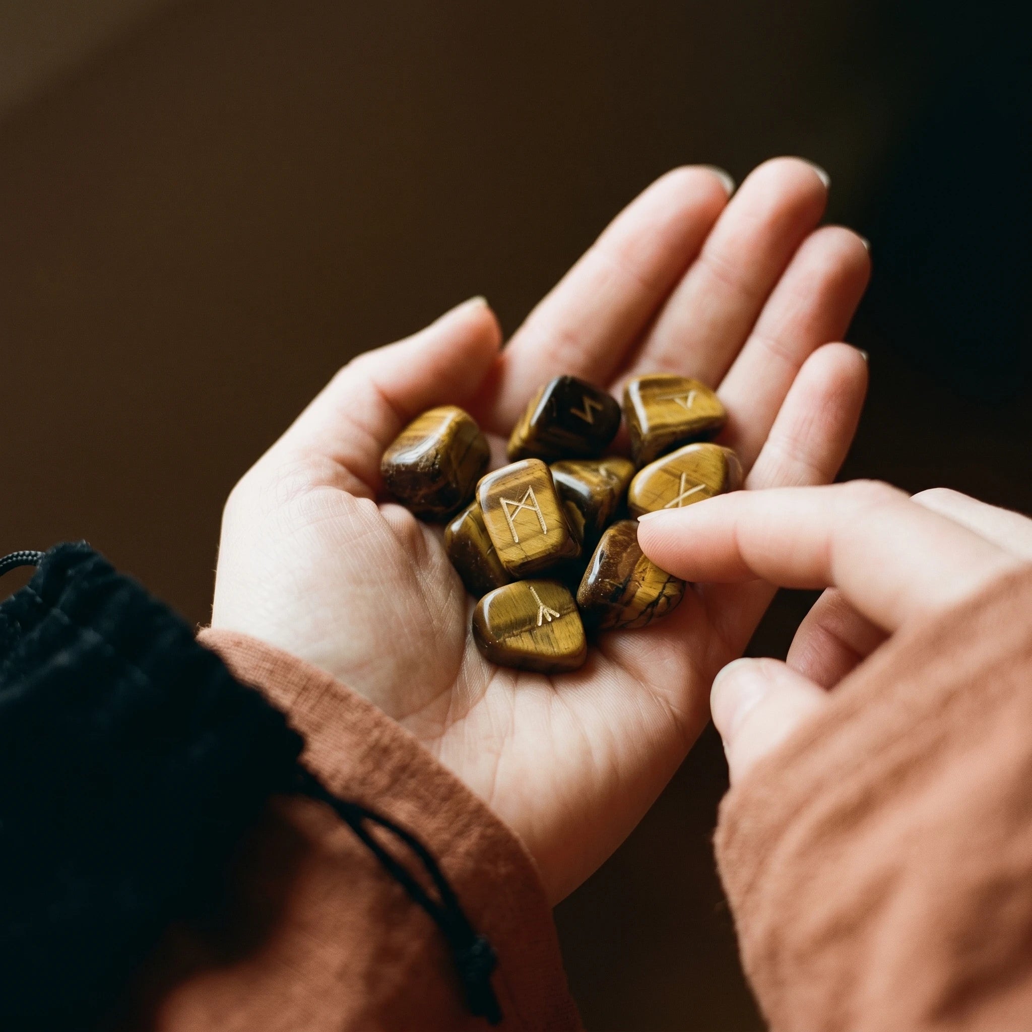 Les Runes d'Œil de Tigre — Set divinatoire viking — porté · AURÆN Objets Sacrés