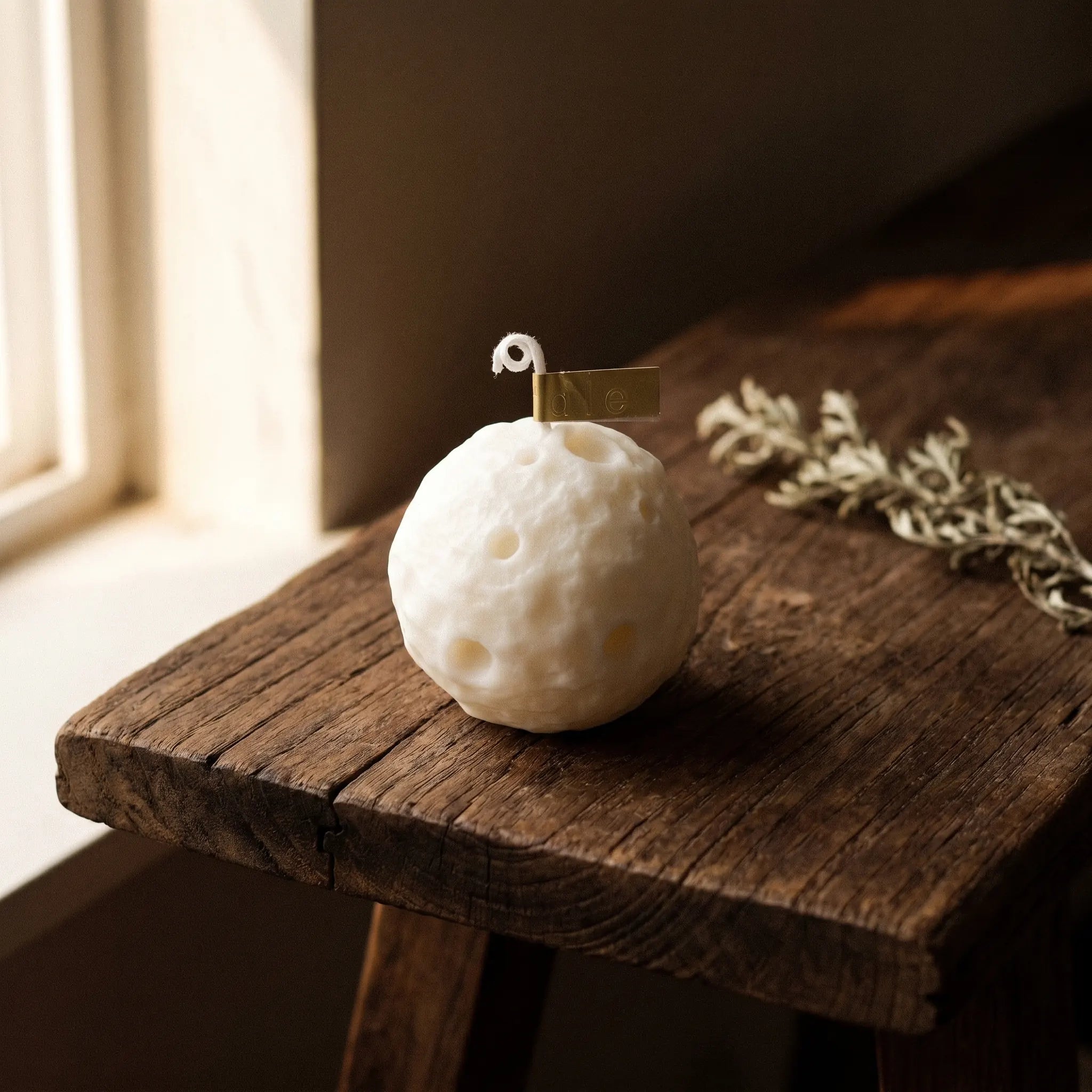 La Lune — Bougie en forme de croissant lunaire — vue principale · AURÆN Rituels d'Or