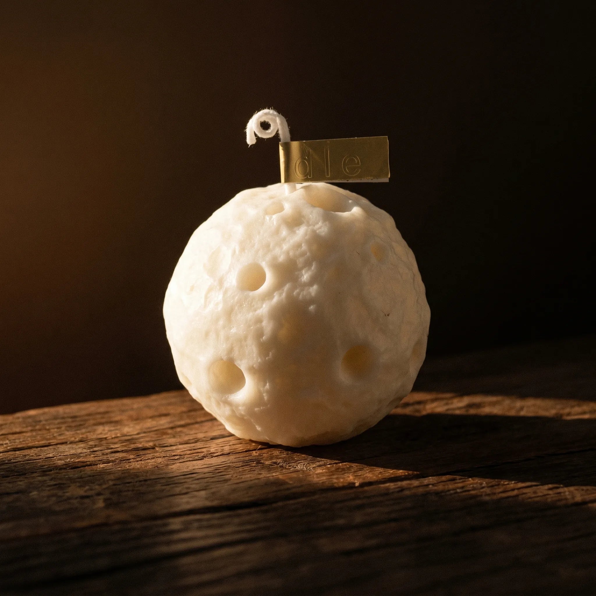 La Lune — Bougie en forme de croissant lunaire — détail matière · AURÆN Rituels d'Or