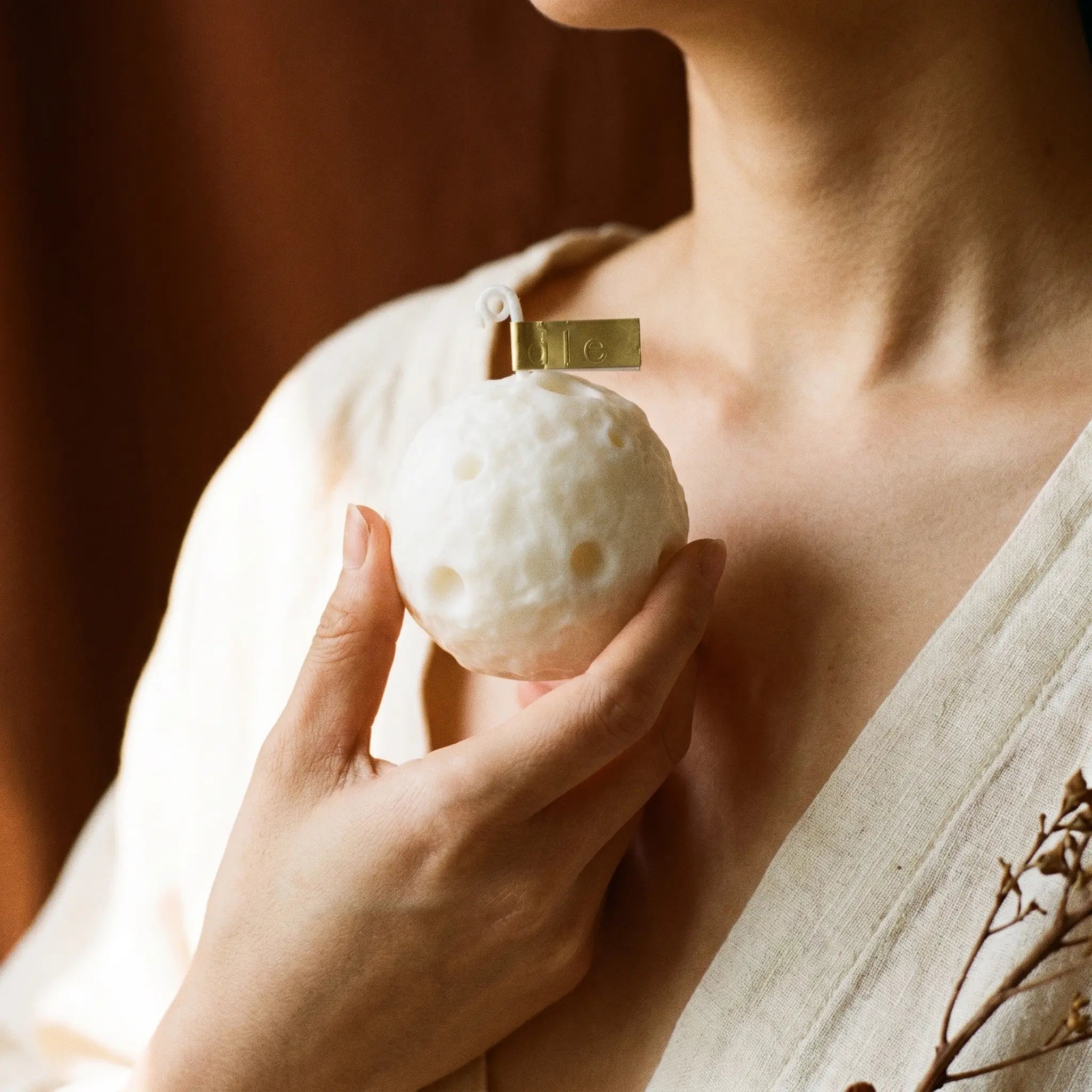 La Lune — Bougie en forme de croissant lunaire — en situation · AURÆN Rituels d'Or