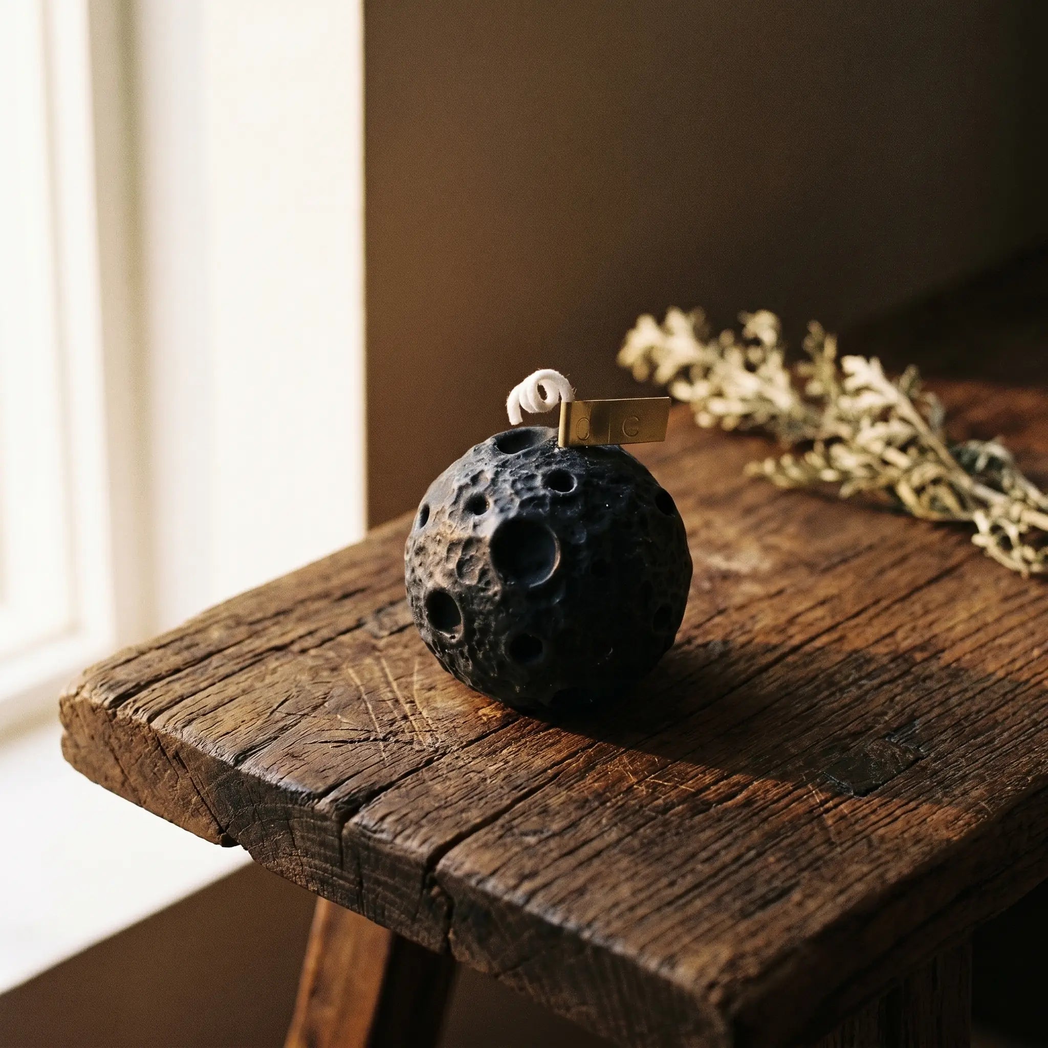 La Lune — Bougie en forme de croissant lunaire — présence variante · AURÆN Rituels d'Or