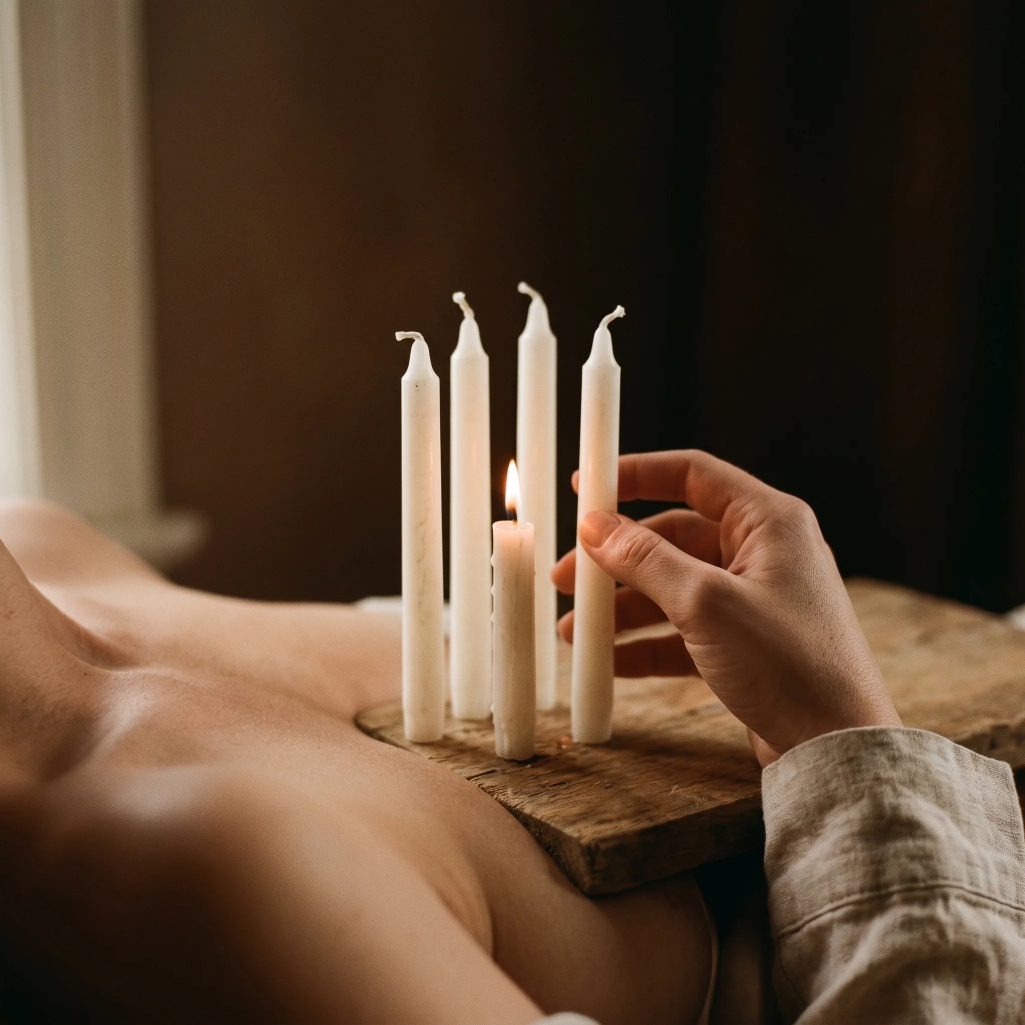 Les Sortilèges — Bougies chime de magie (10 colorées, sortilège au choix) — en situation · AURÆN Rituels d'Or