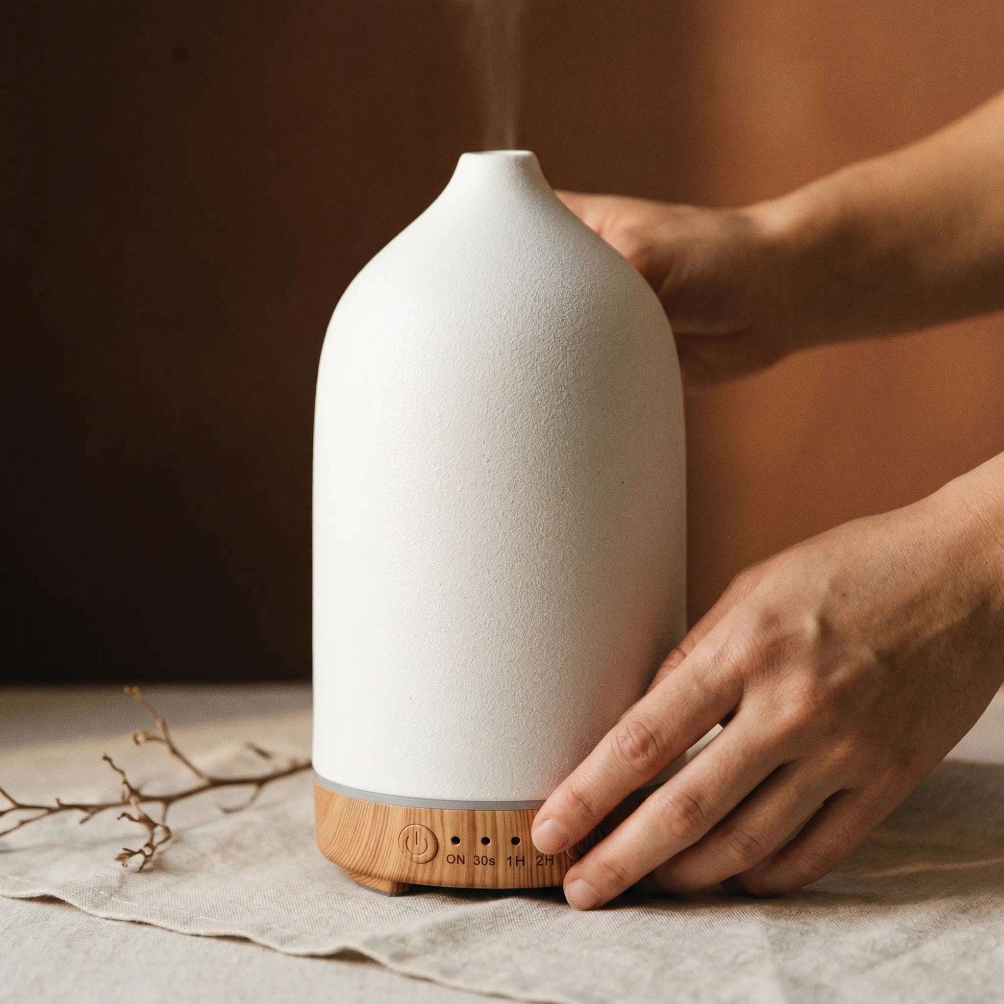 Le Nimbe — Diffuseur céramique blanc 100ml humidificateur 7 LED — en situation · AURÆN Rituels d'Or