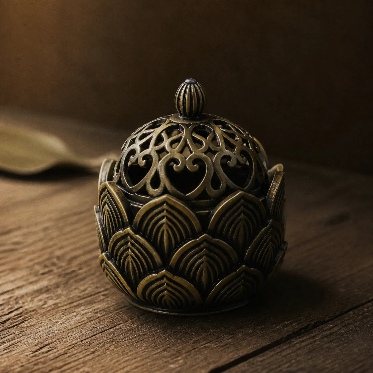 Le Lotus Mini — Porte-encens cône en métal ouvragé — vue principale · AURÆN Rituels d'Or