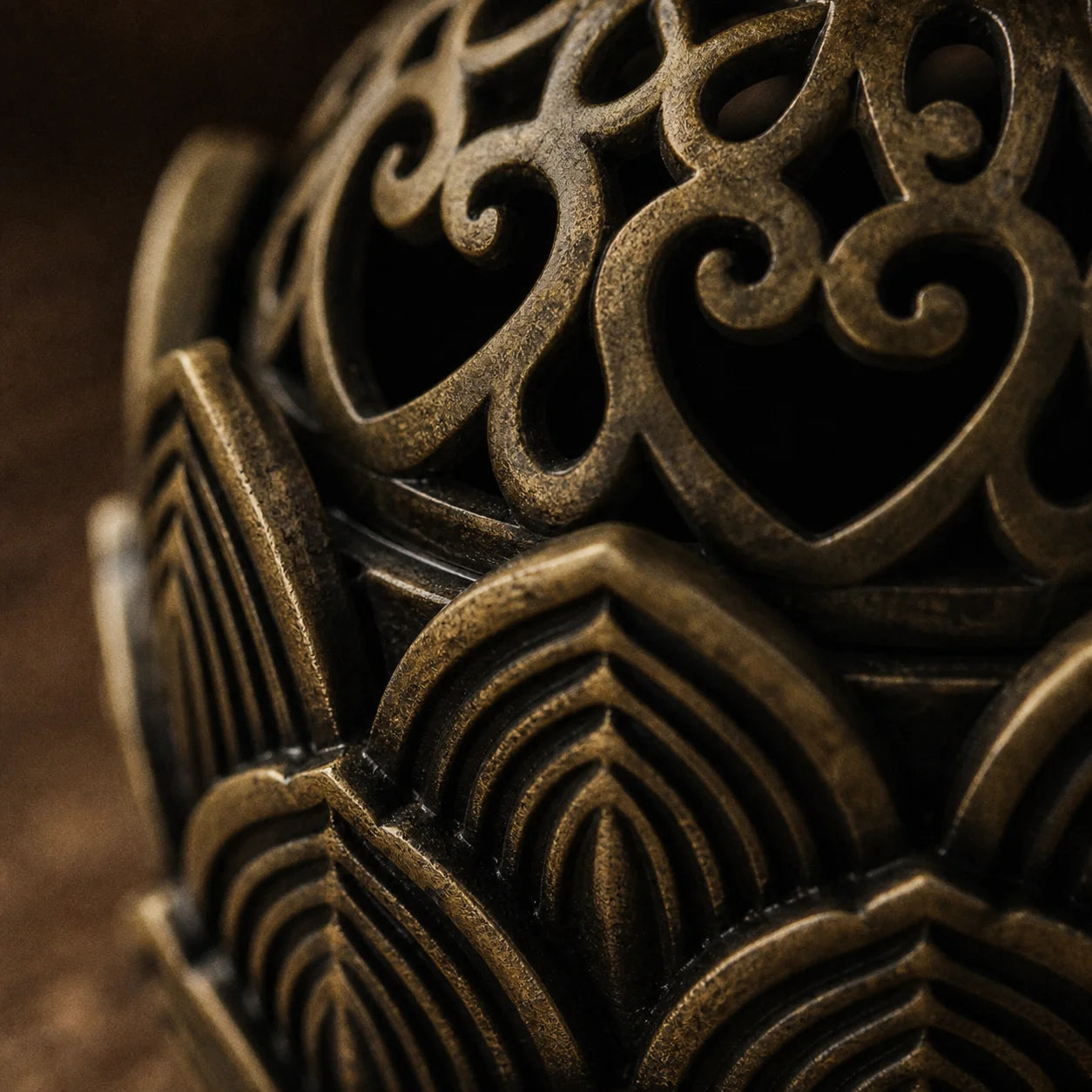 Le Lotus Mini — Porte-encens cône en métal ouvragé — détail matière · AURÆN Rituels d'Or