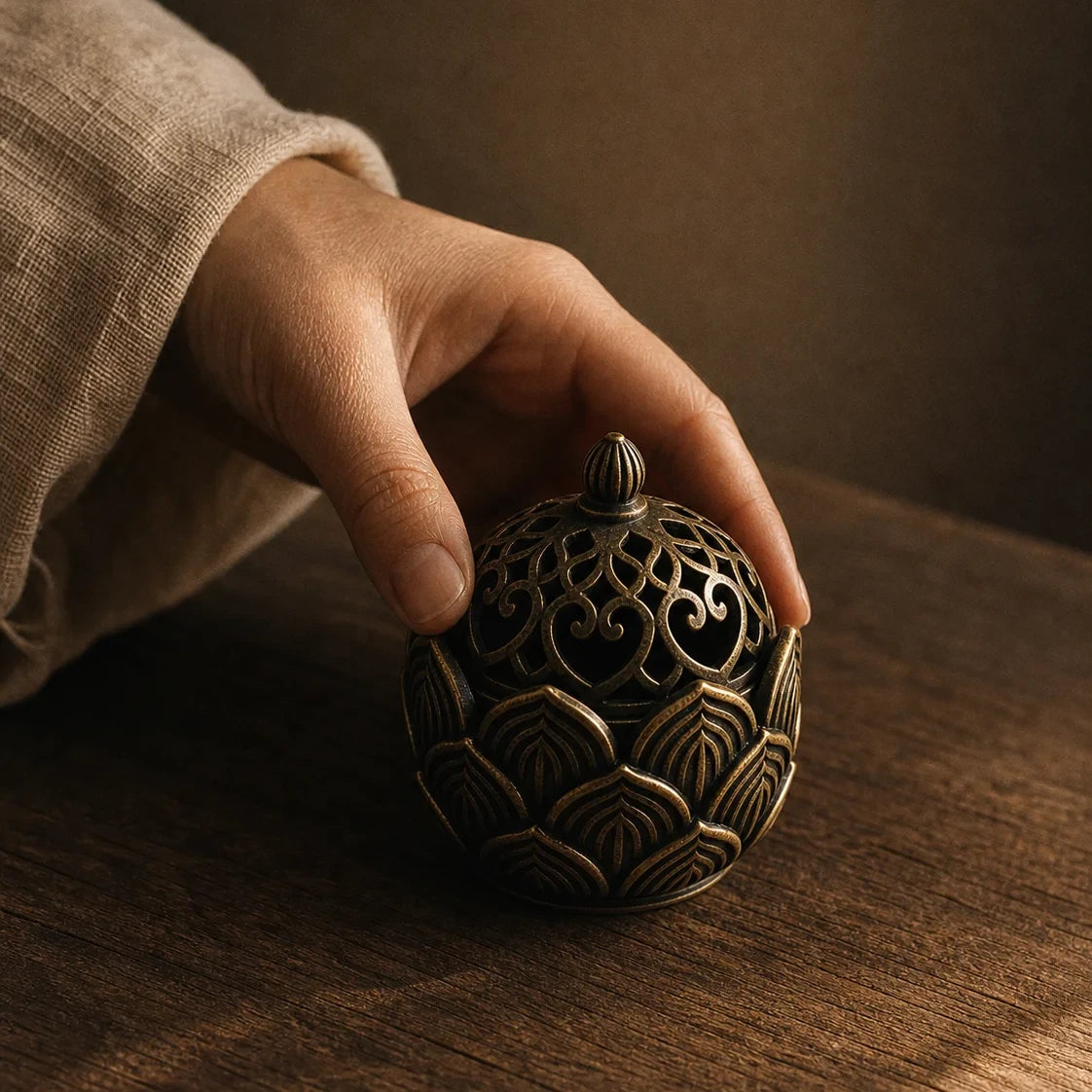 Le Lotus Mini — Porte-encens cône en métal ouvragé — porté · AURÆN Rituels d'Or