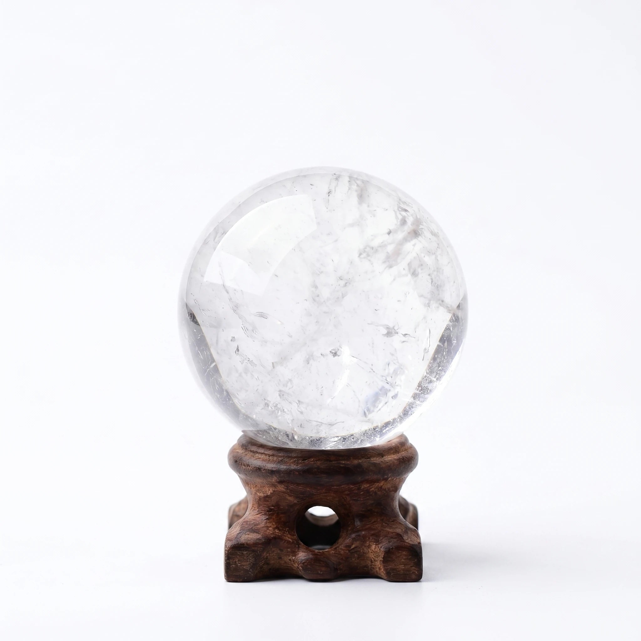 La Boule de Cristal — Sphère de quartz transparent 28–32 mm + socle bois — packshot fond blanc · AURÆN Pierres d'Âme