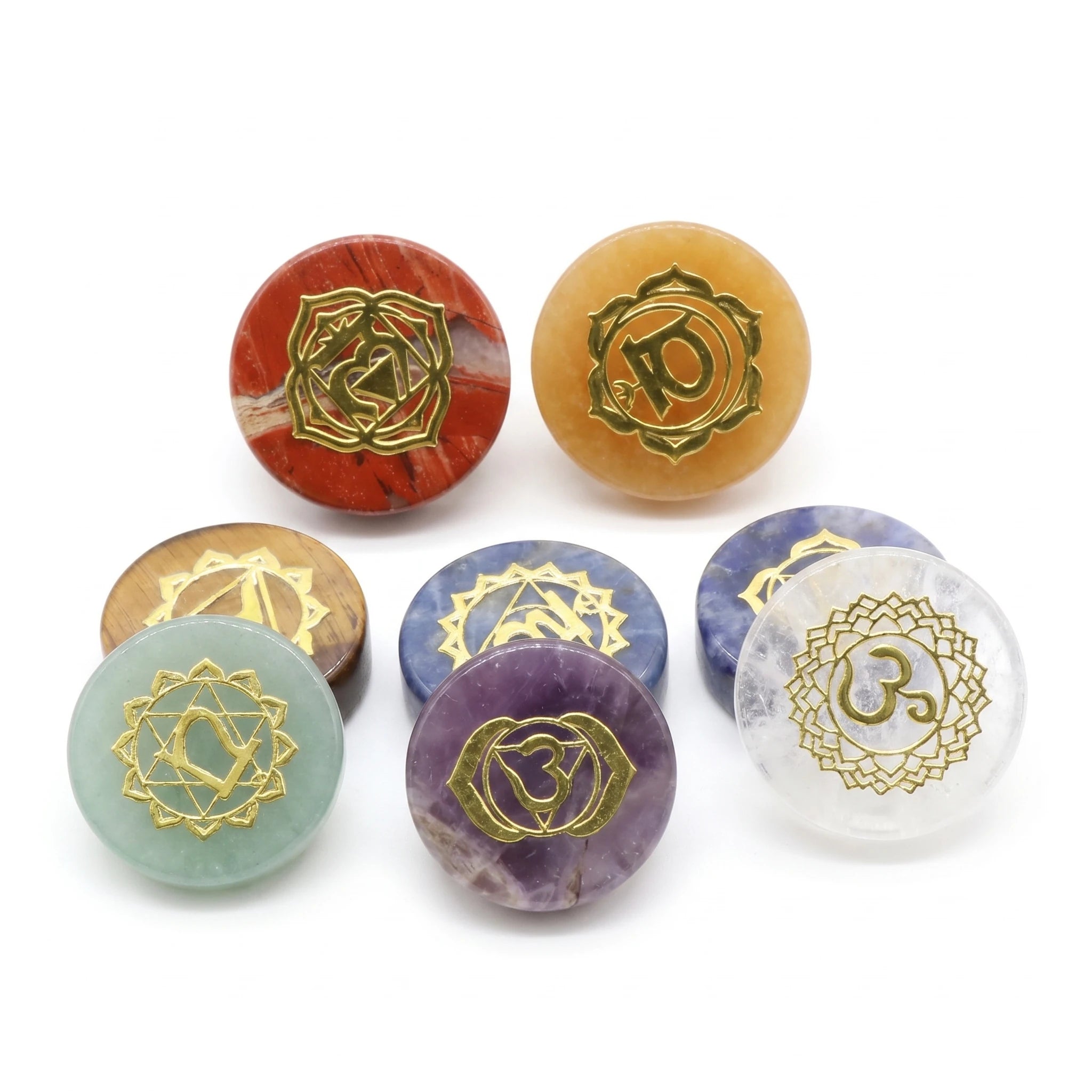 Le Septénaire — Set de 7 pierres chakras gravées symboles 16–18 mm — packshot fond blanc · AURÆN Pierres d'Âme