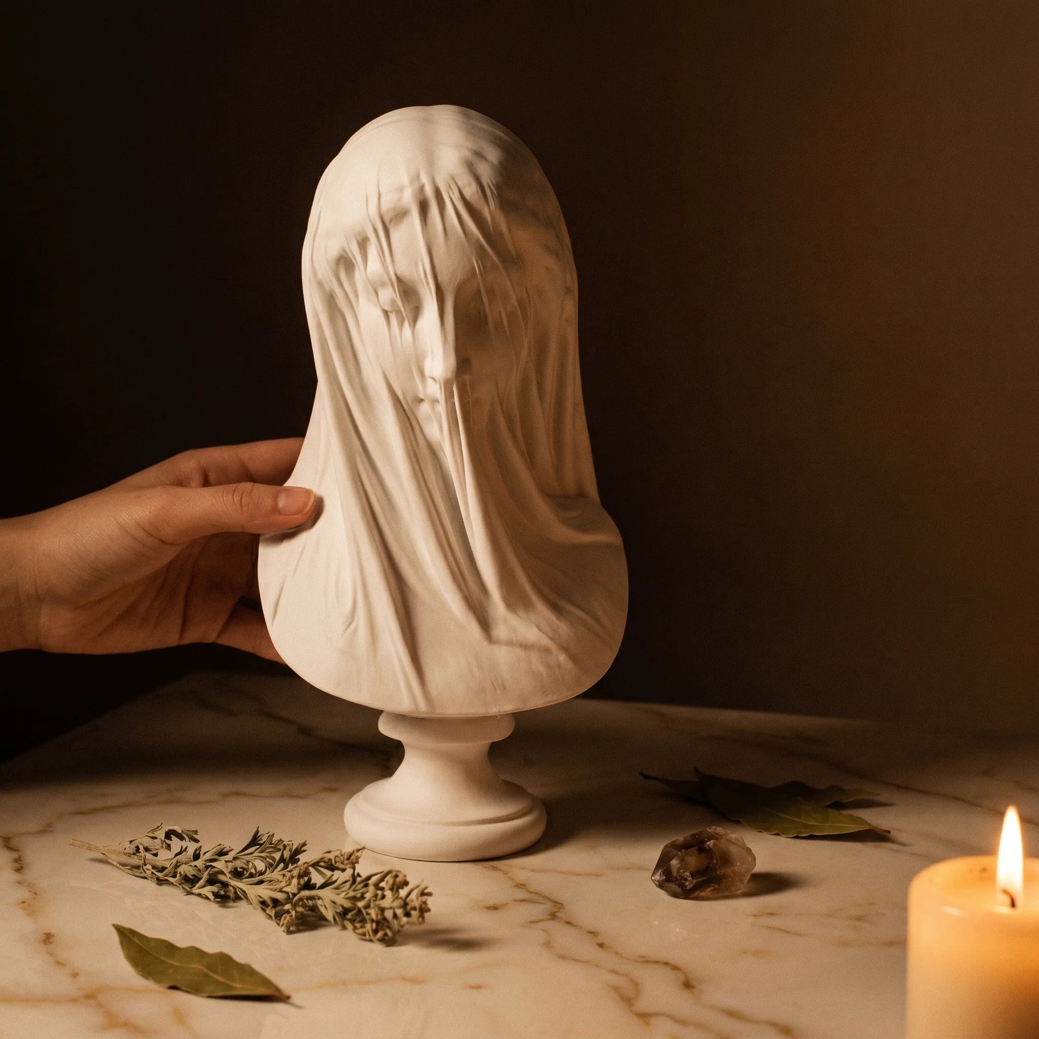 La Déesse Voilée — Buste de femme statuette mythologie classique — mise en scène rituelle · AURÆN Objets Sacrés