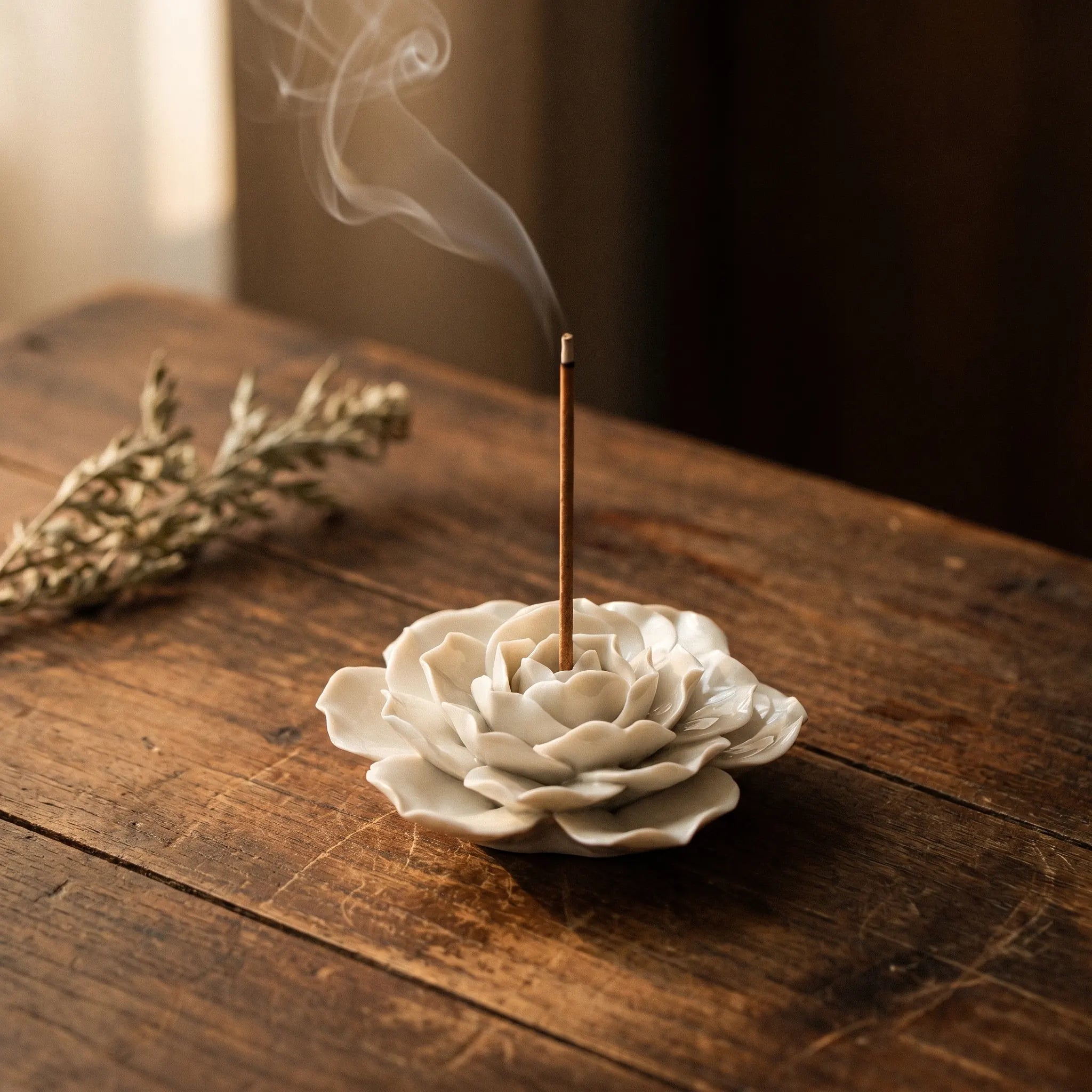 Le Lotus — Brûle-encens céramique petit nénuphar fait main — vue principale · AURÆN Rituels d'Or