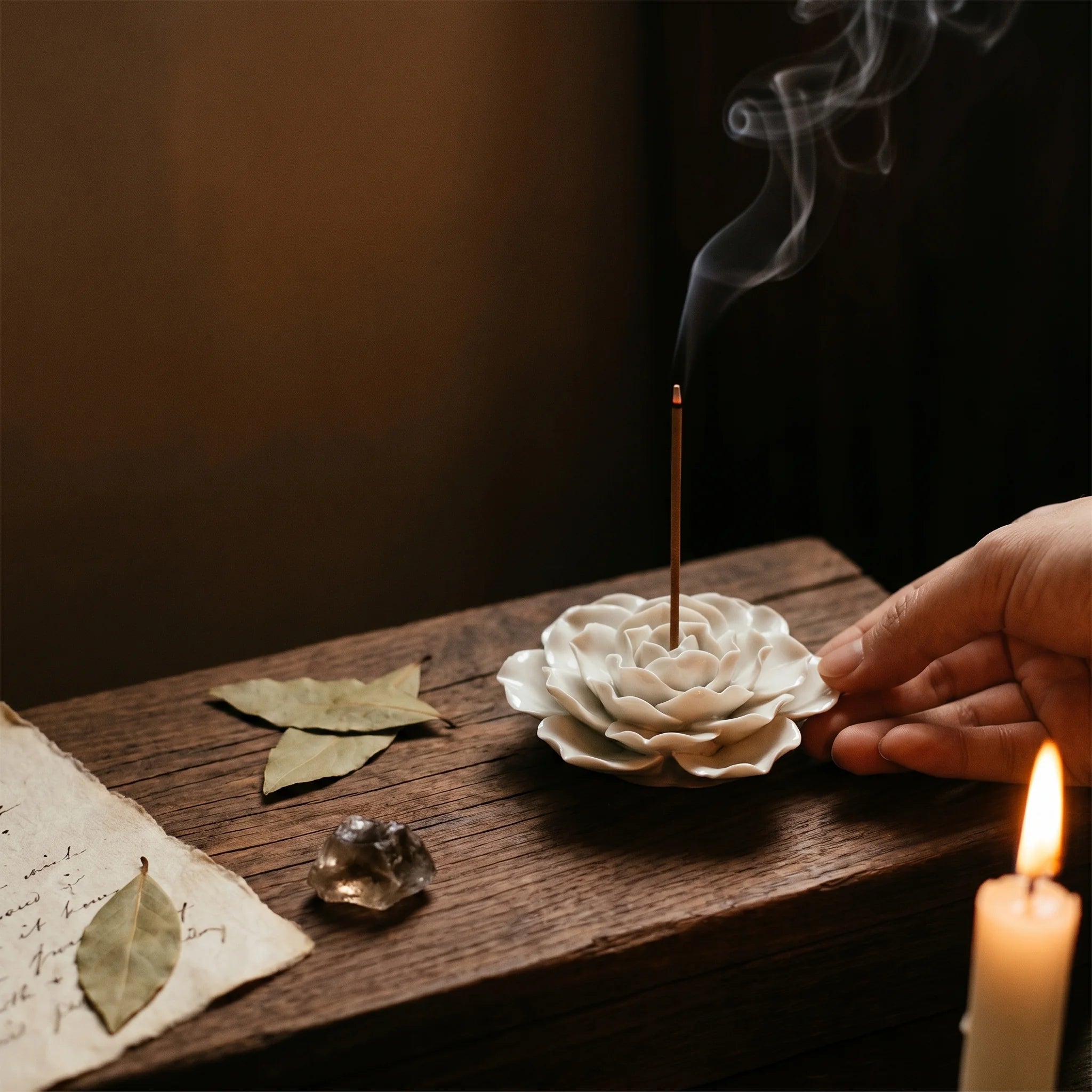 Le Lotus — Brûle-encens céramique petit nénuphar fait main — mise en scène rituelle · AURÆN Rituels d'Or