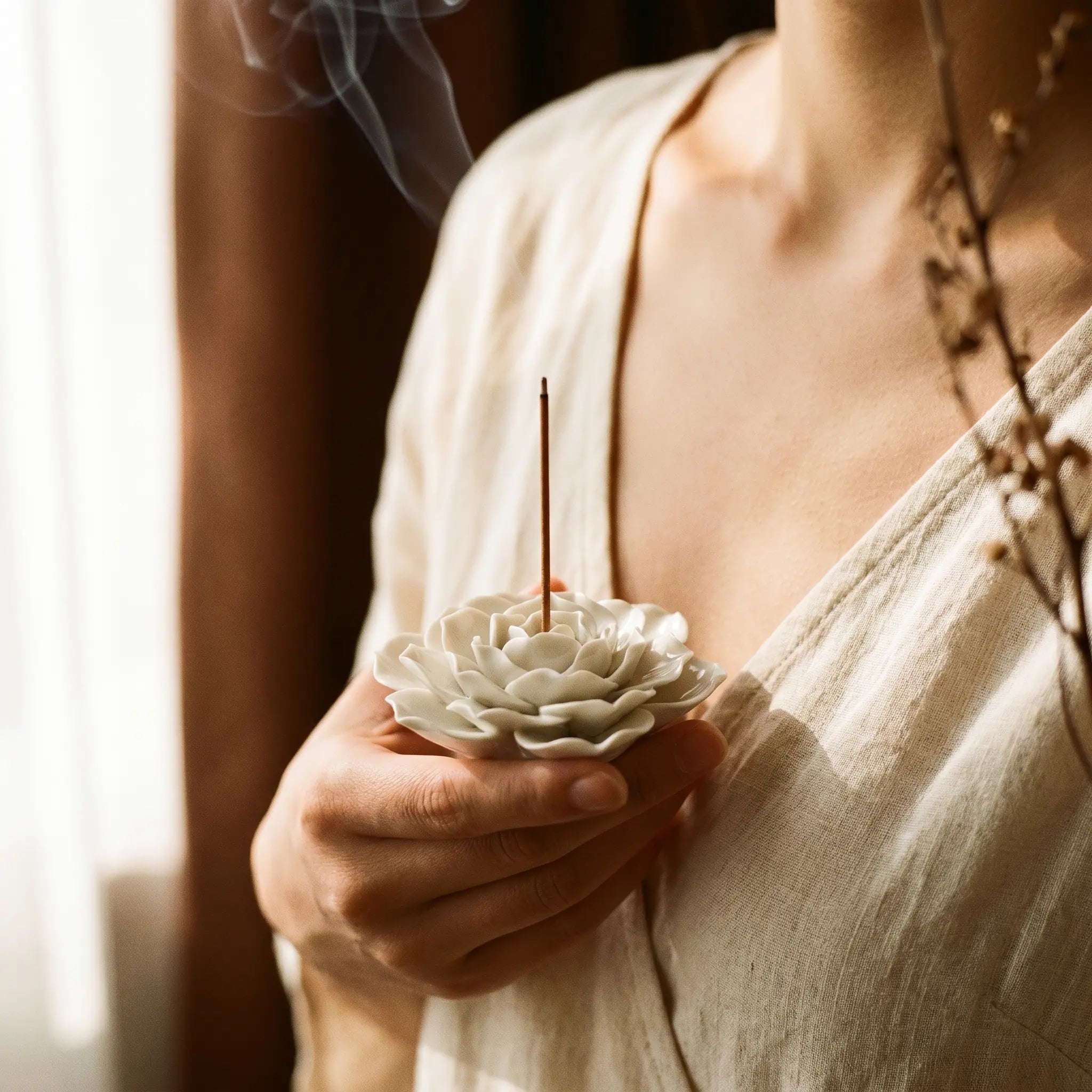 Le Lotus — Brûle-encens céramique petit nénuphar fait main — en situation · AURÆN Rituels d'Or