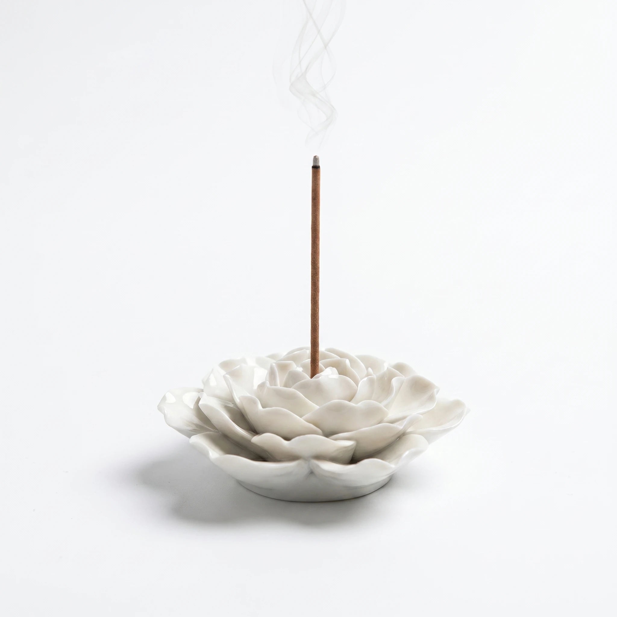 Le Lotus — Brûle-encens céramique petit nénuphar fait main — packshot fond blanc · AURÆN Rituels d'Or