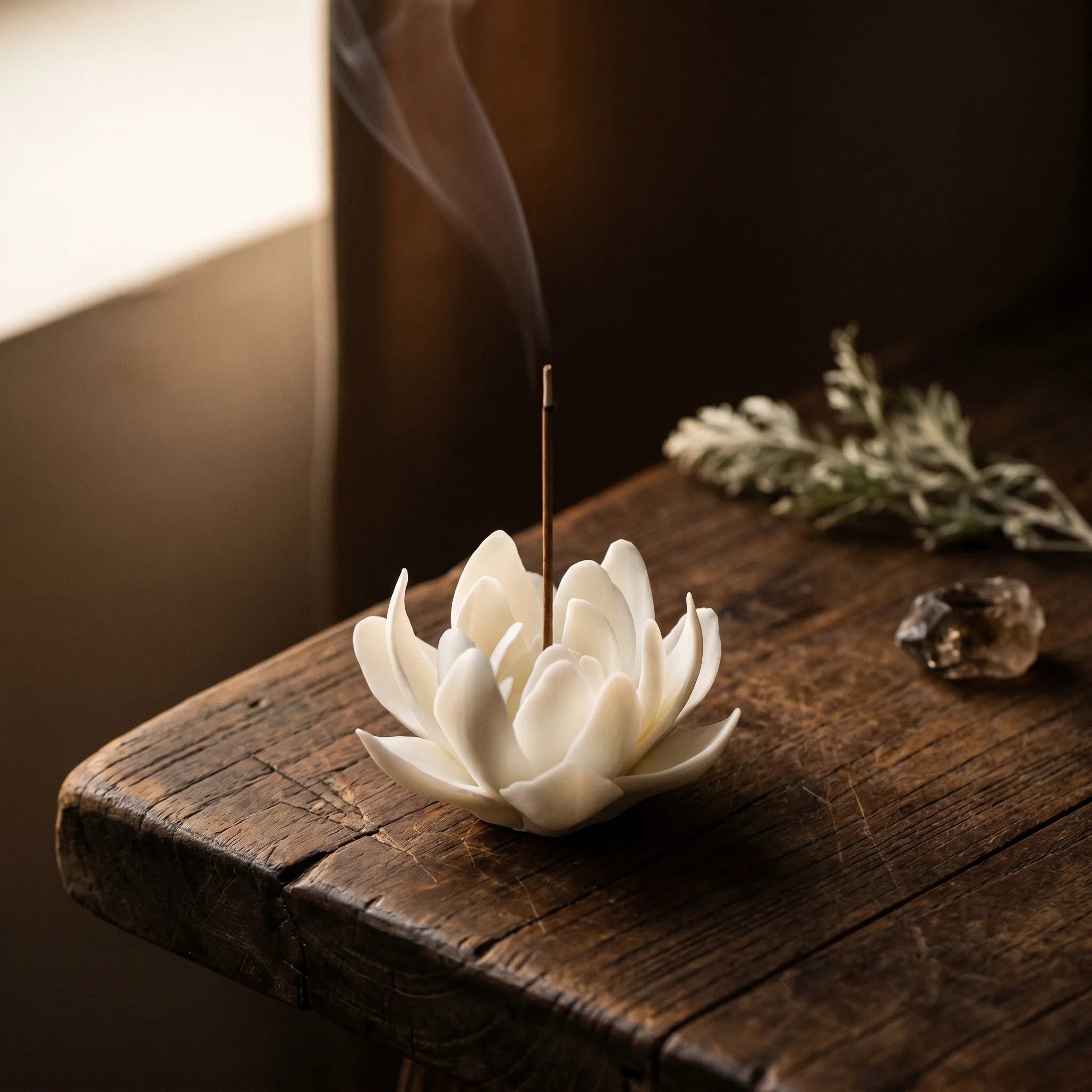 Le Lotus — Brûle-encens céramique petit nénuphar fait main — présence variante · AURÆN Rituels d'Or