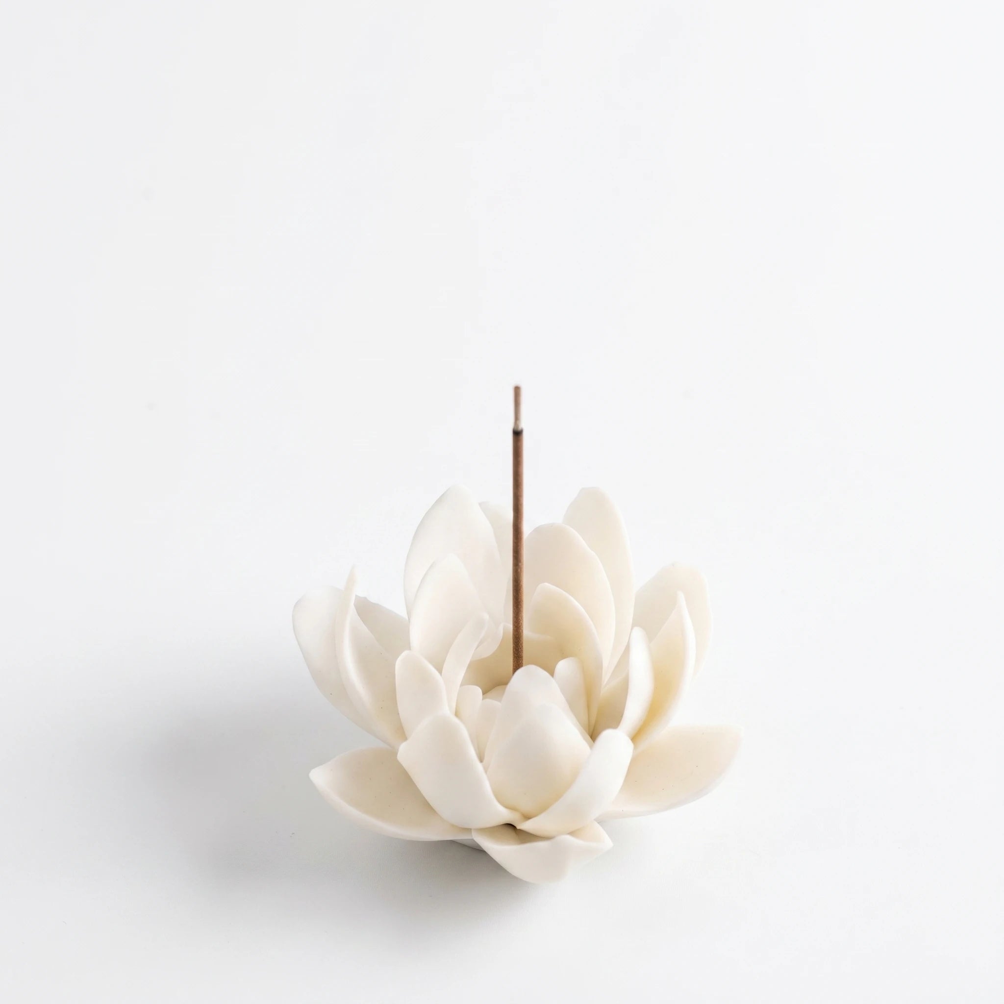 Le Lotus — Brûle-encens céramique petit nénuphar fait main — packshot variante fond blanc · AURÆN Rituels d'Or