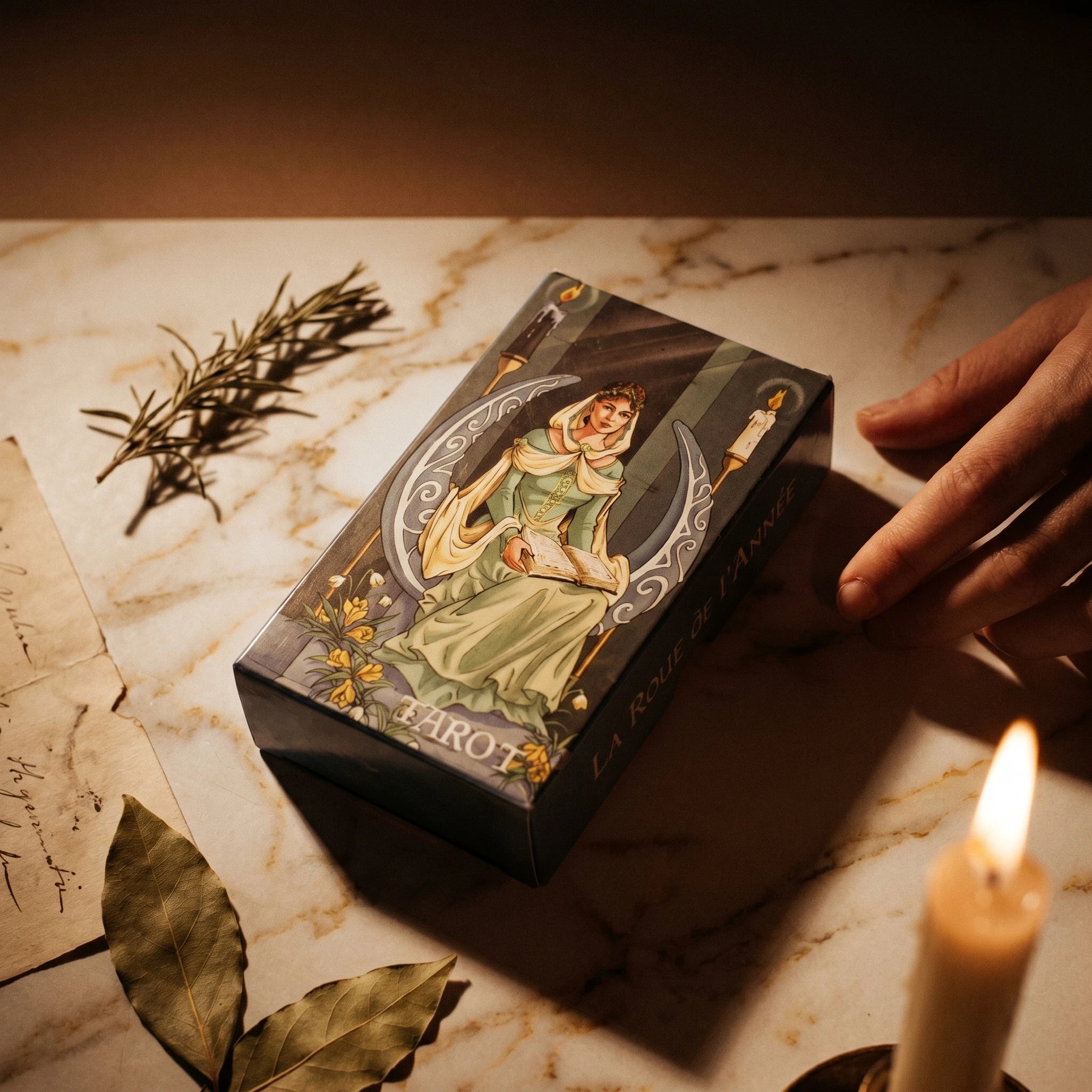La Roue de l'Année — Tarot divinatoire païen — mise en scène rituelle · AURÆN Objets Sacrés