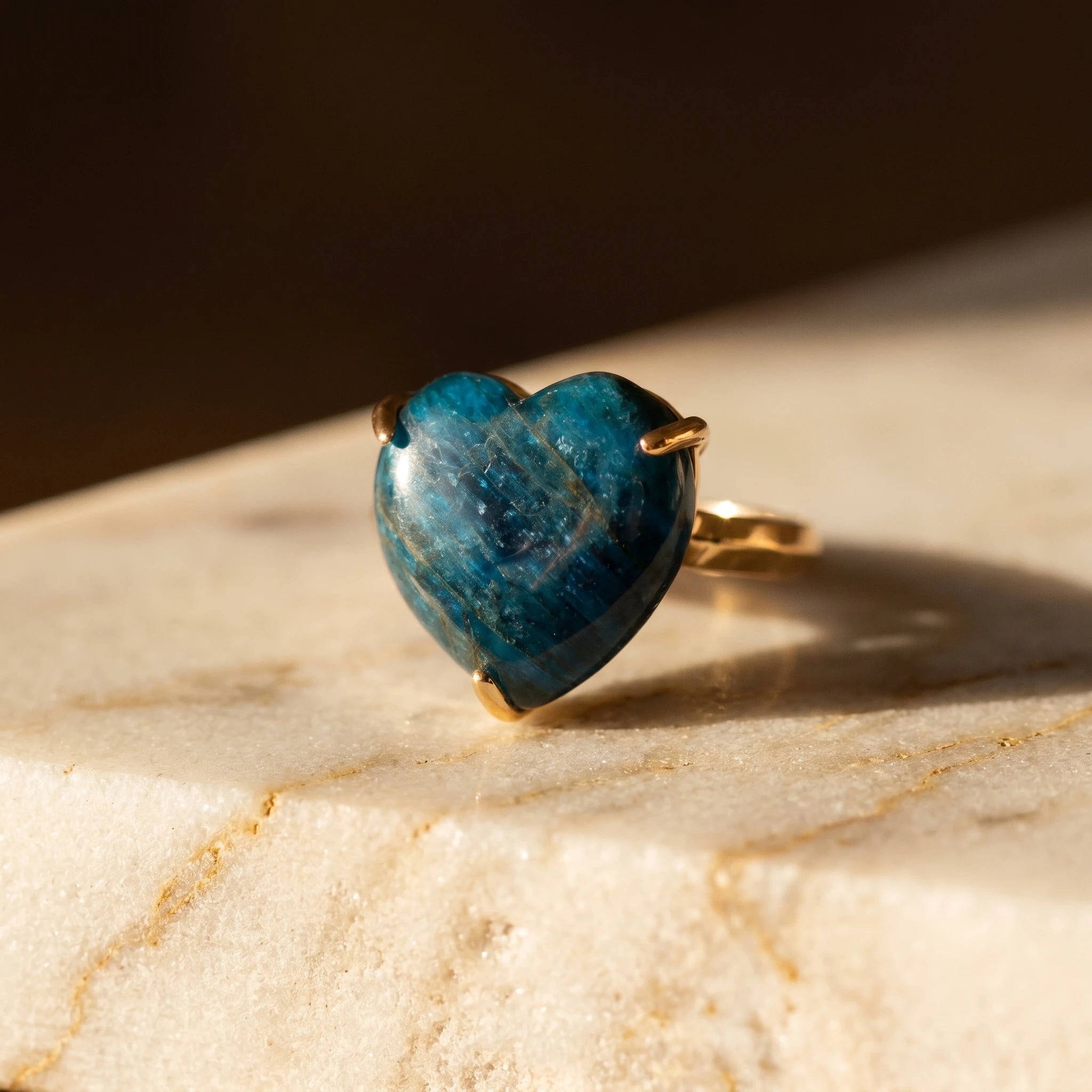 Le Cœur Turquoise — Bague apatite cœur — détail matière · AURÆN Pierres d'Âme