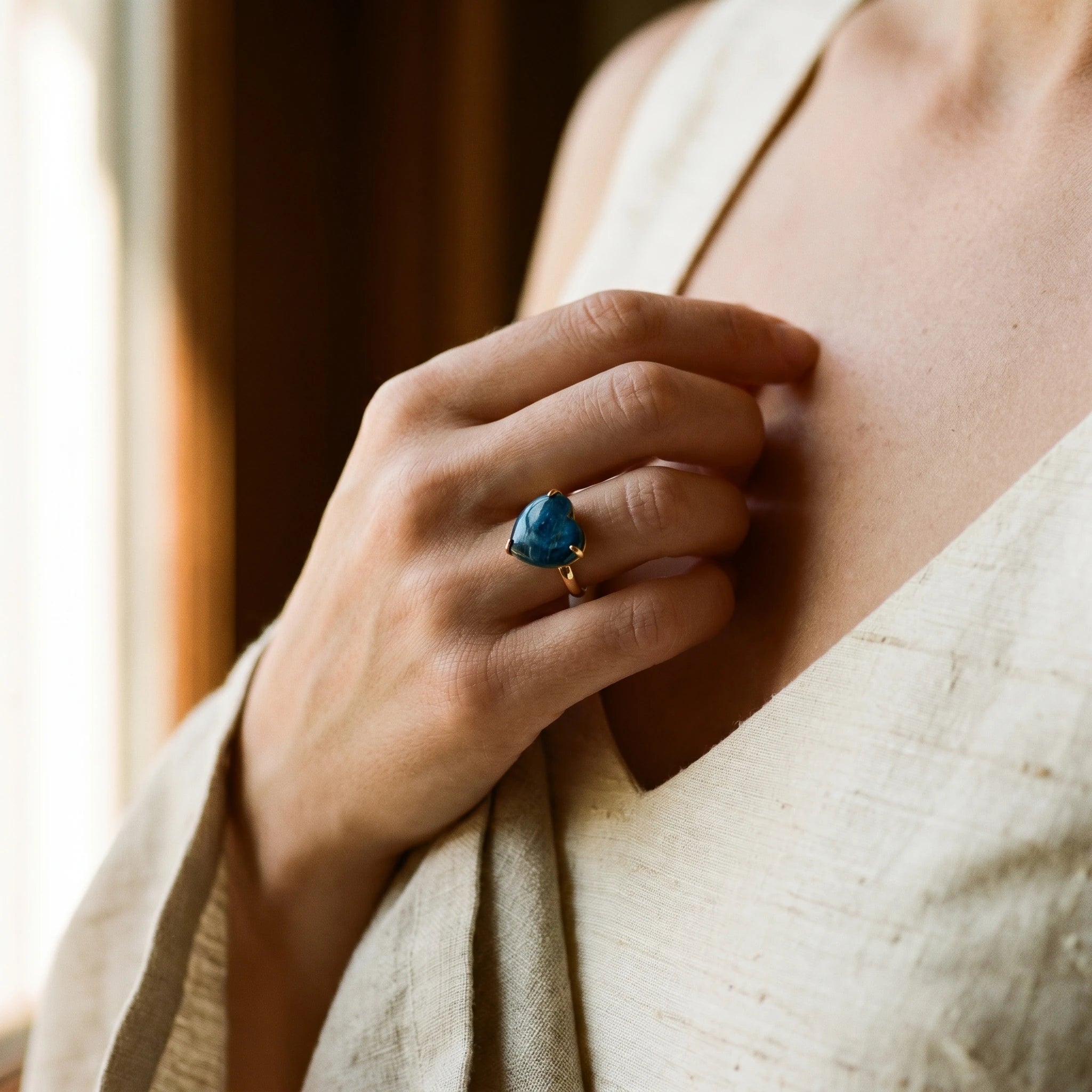 Le Cœur Turquoise — Bague apatite cœur — porté · AURÆN Pierres d'Âme