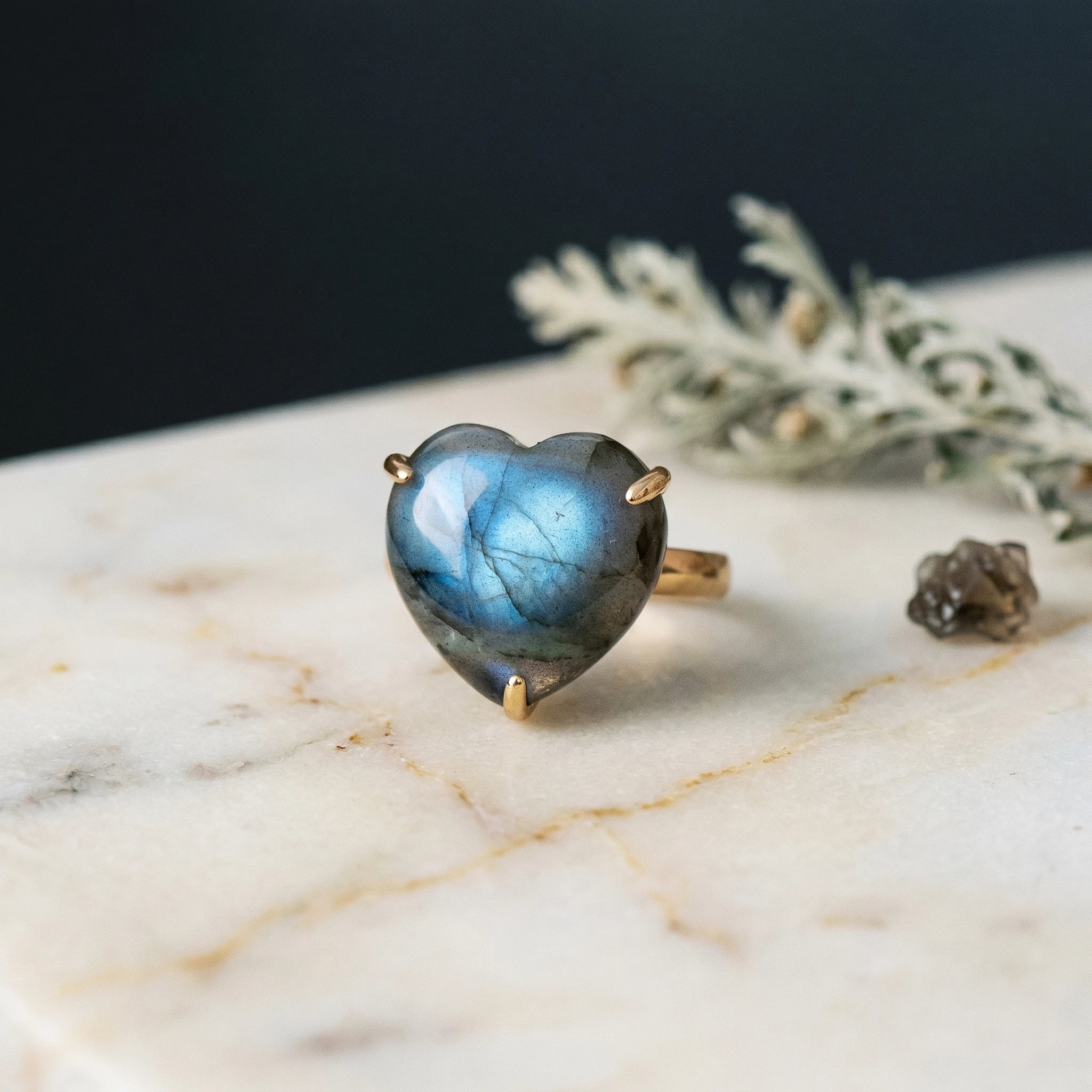 Le Cœur Bleuté — Bague labradorite cœur — vue principale · AURÆN Pierres d'Âme