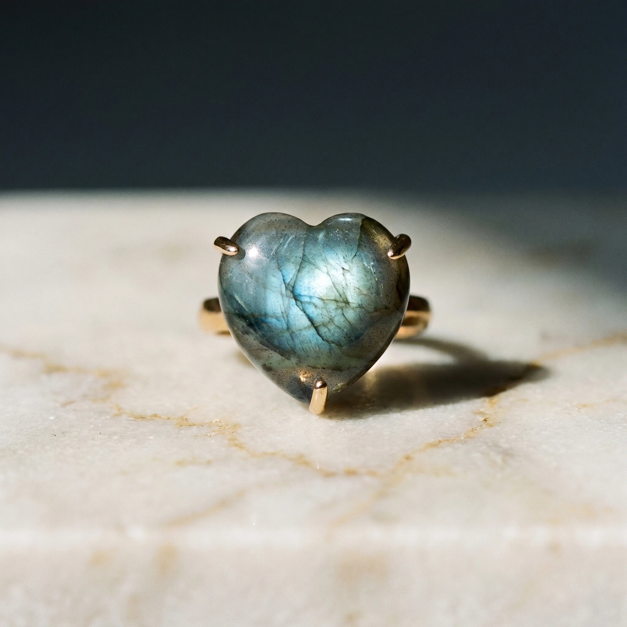 Le Cœur Bleuté — Bague labradorite cœur — détail matière · AURÆN Pierres d'Âme