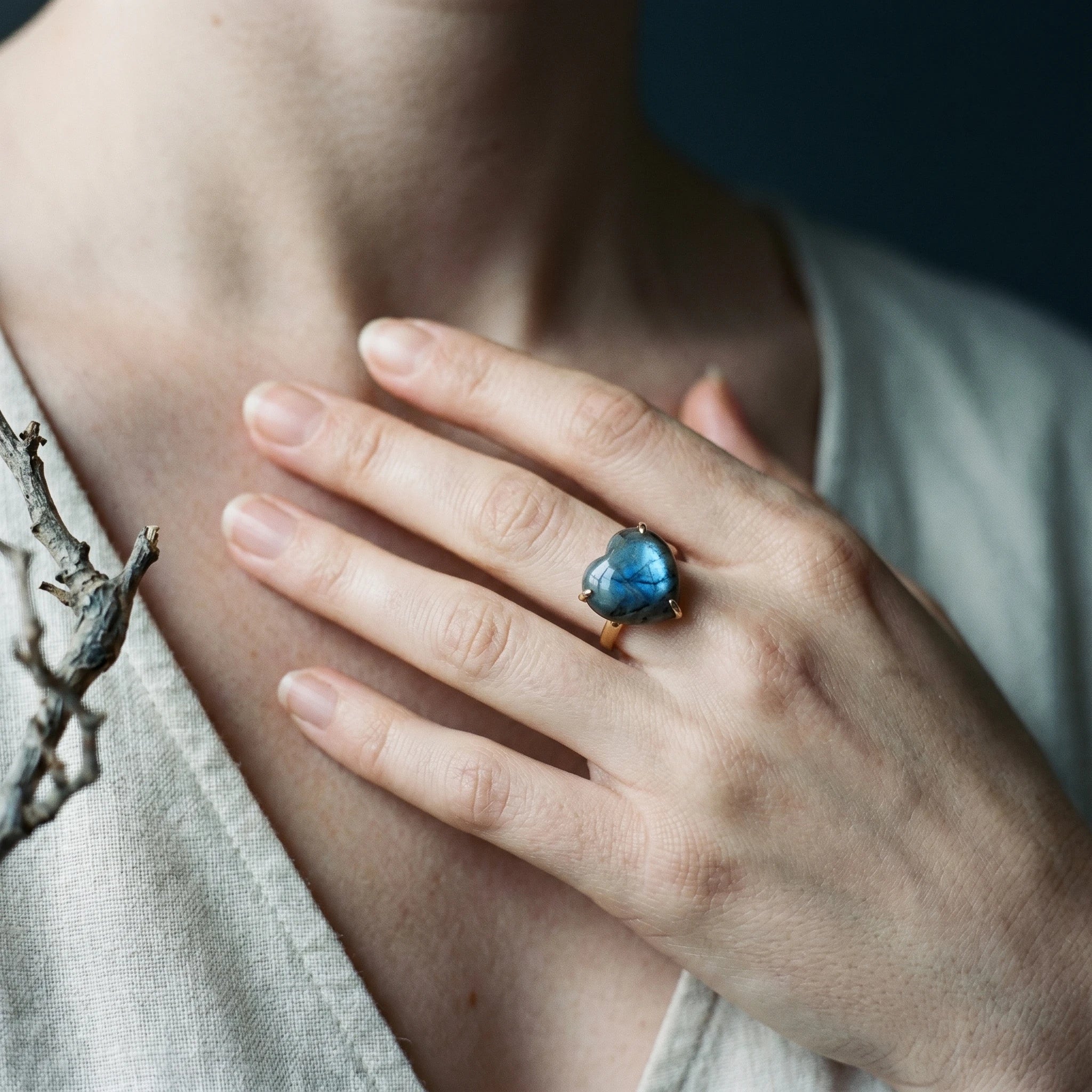 Le Cœur Bleuté — Bague labradorite cœur — porté · AURÆN Pierres d'Âme