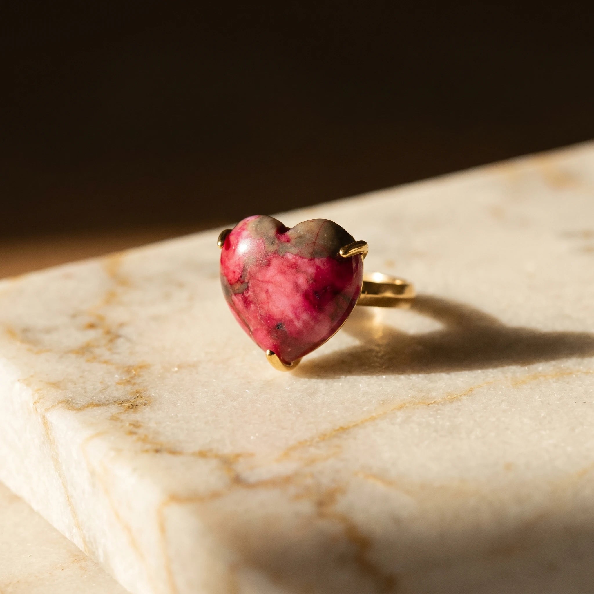 Le Cœur de Jade — Bague jade cœur — détail matière · AURÆN Pierres d'Âme