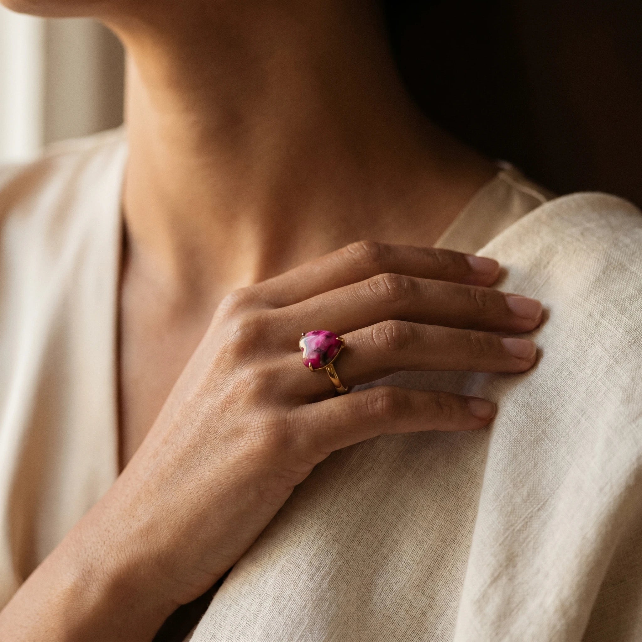 Le Cœur de Jade — Bague jade cœur — porté · AURÆN Pierres d'Âme