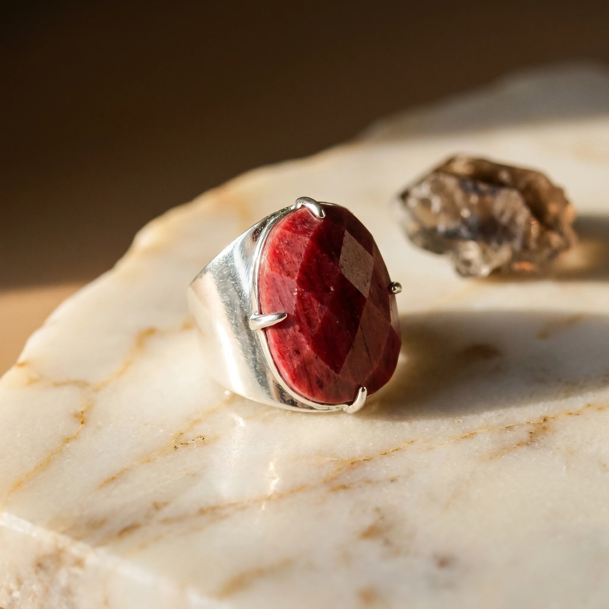 La Rhodonite au Doigt — Bague pierre rose — vue principale · AURÆN Pierres d'Âme