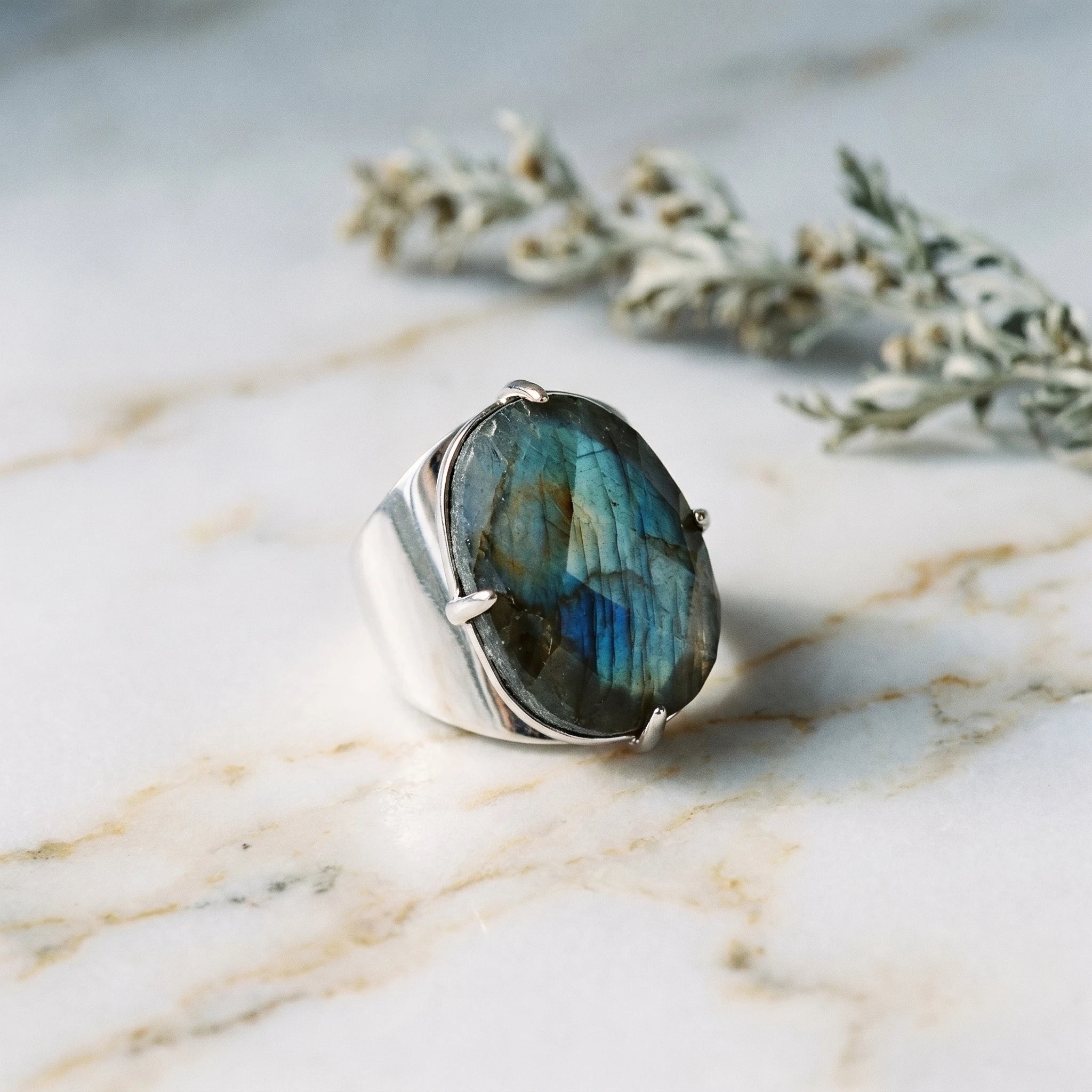 La Labradorite au Doigt — Bague pierre bleutée — vue principale · AURÆN Pierres d'Âme