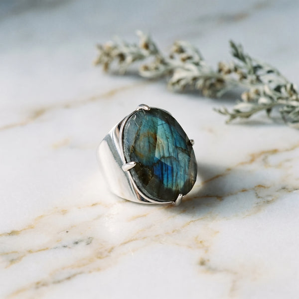 La Labradorite au Doigt — Bague pierre bleutée