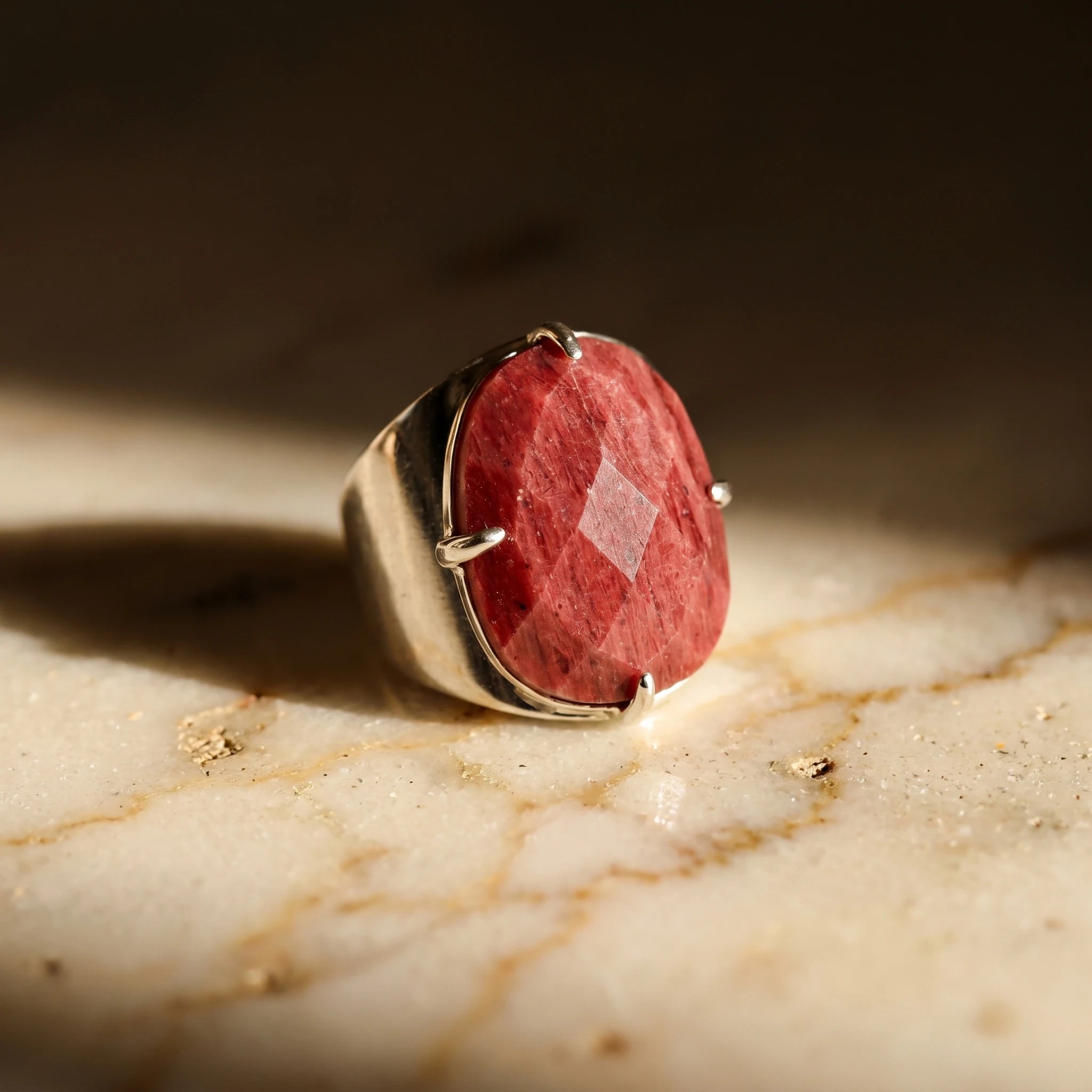 La Rhodonite au Doigt — Bague pierre rose — détail matière · AURÆN Pierres d'Âme