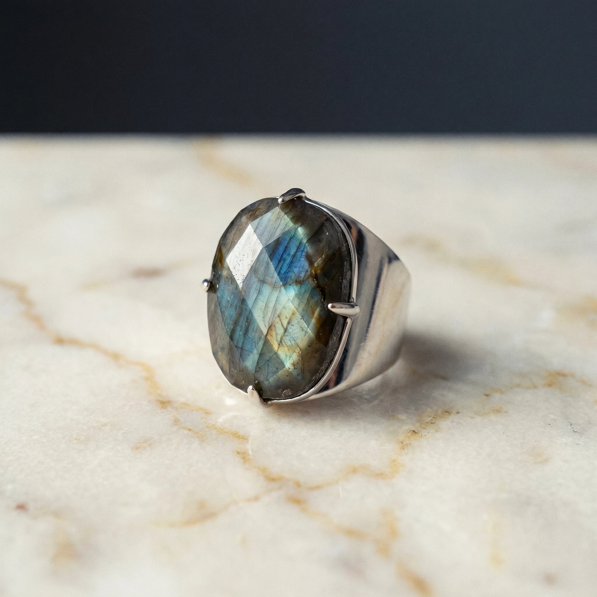 La Labradorite au Doigt — Bague pierre bleutée — détail matière · AURÆN Pierres d'Âme