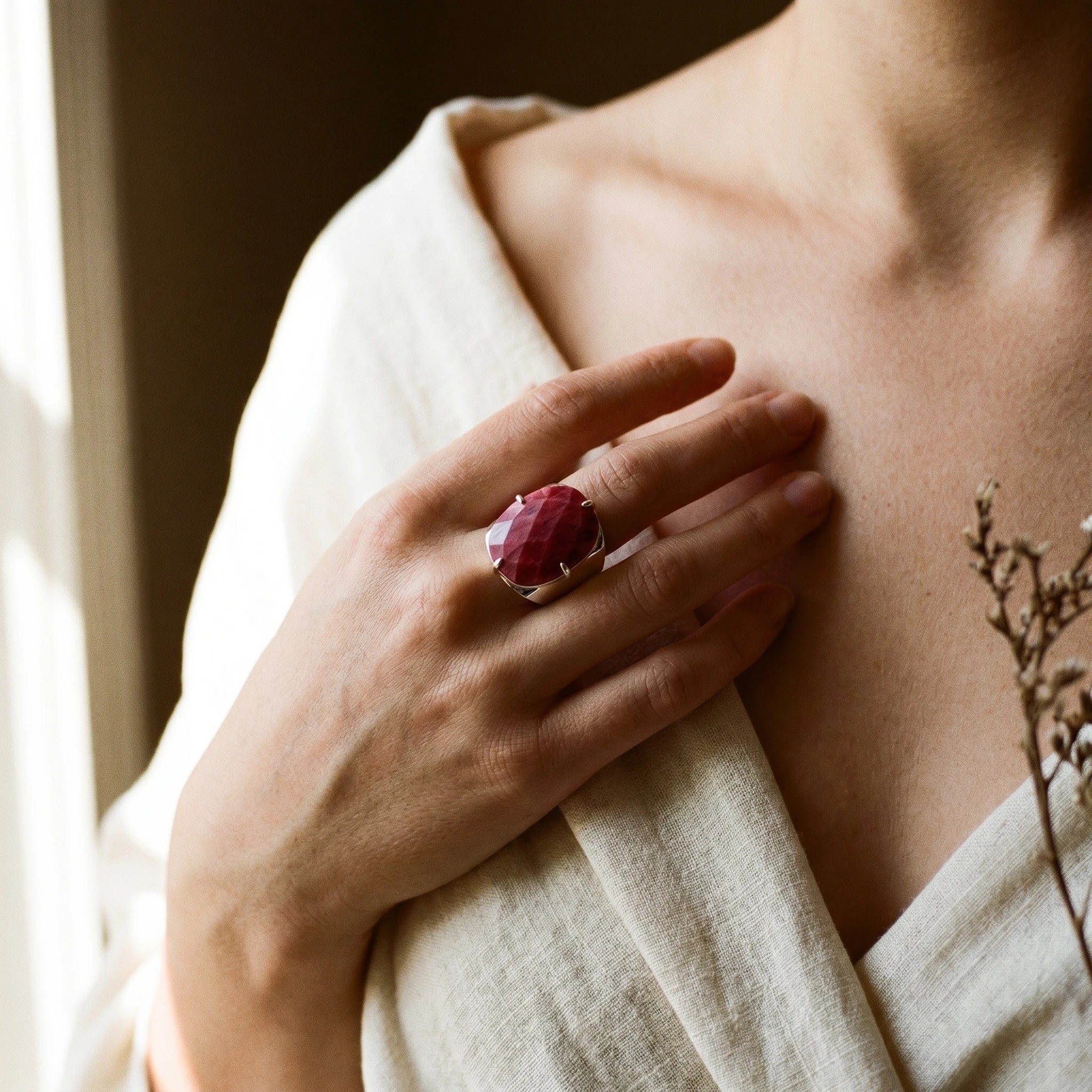 La Rhodonite au Doigt — Bague pierre rose — porté · AURÆN Pierres d'Âme