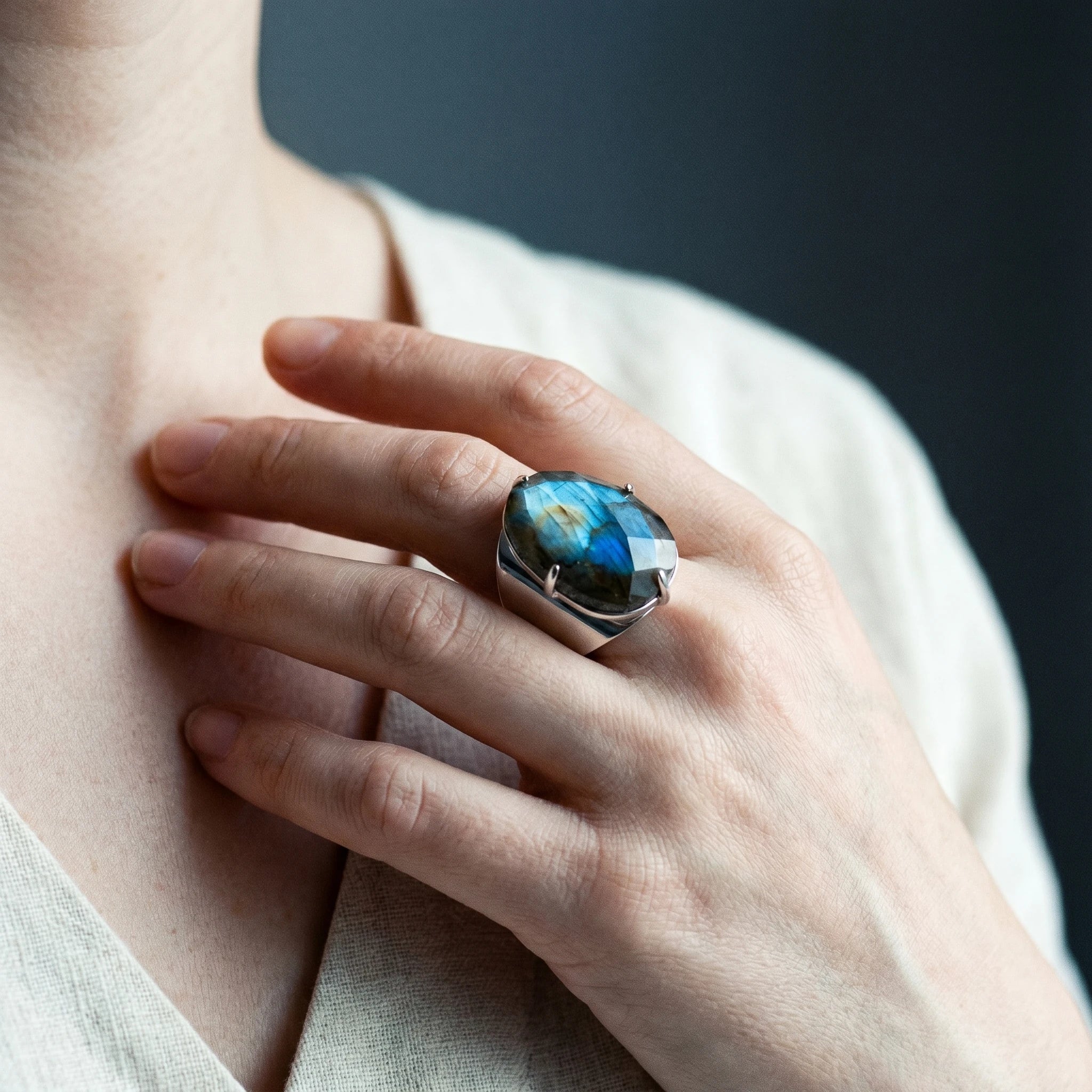 La Labradorite au Doigt — Bague pierre bleutée — porté · AURÆN Pierres d'Âme