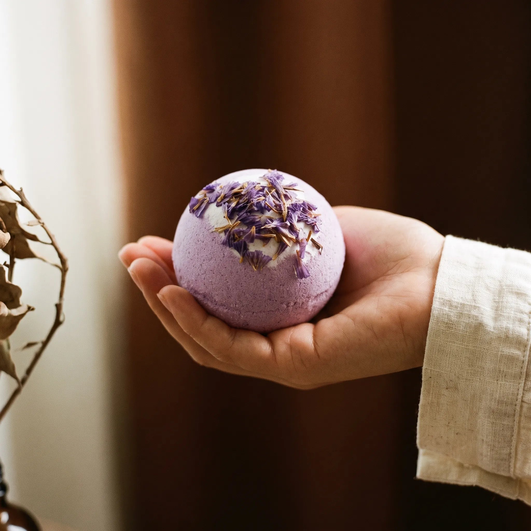 Les Boules de Bain — Sels effervescents huiles essentielles 4 parfums — en situation · AURÆN Rituels d'Or