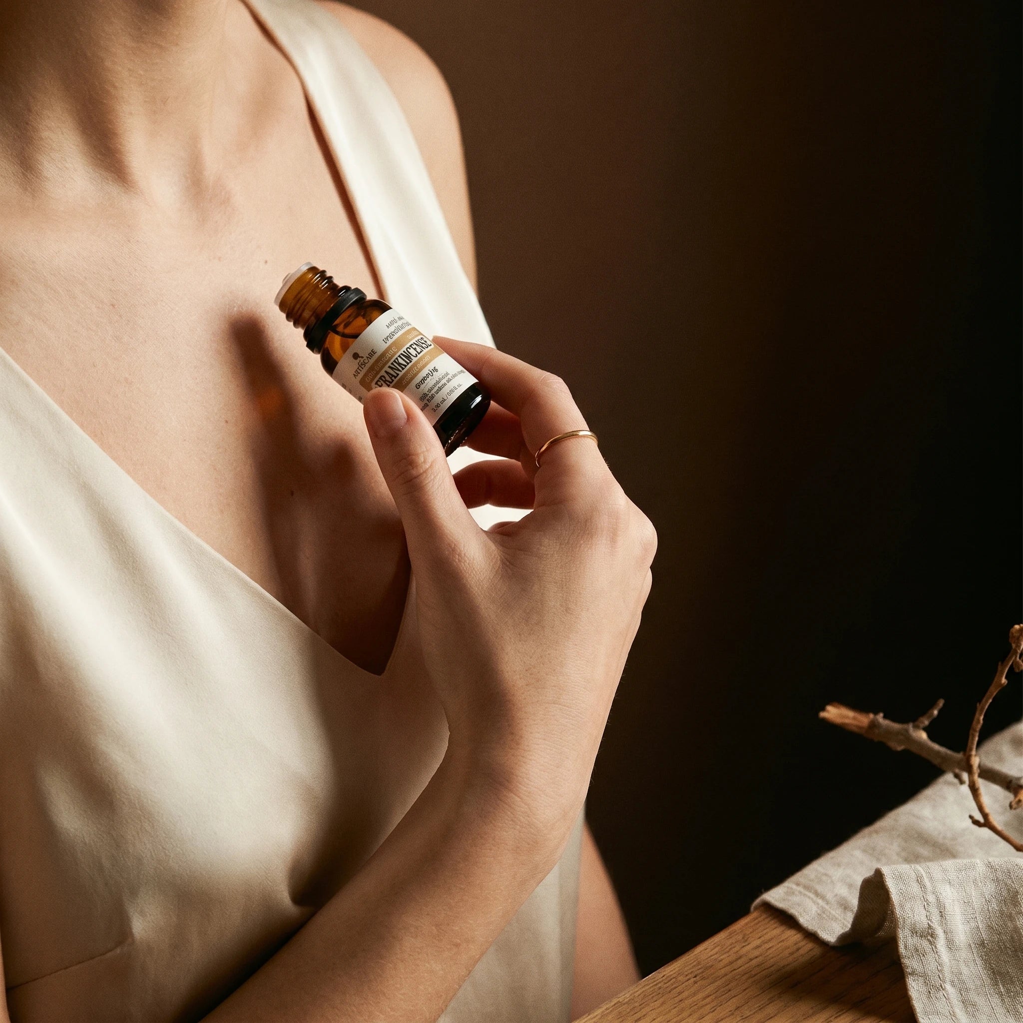L'Élixir d'Oliban — Huile essentielle frankincense pure 10ml (beauté & rituel) — porté · AURÆN Rituels d'Or