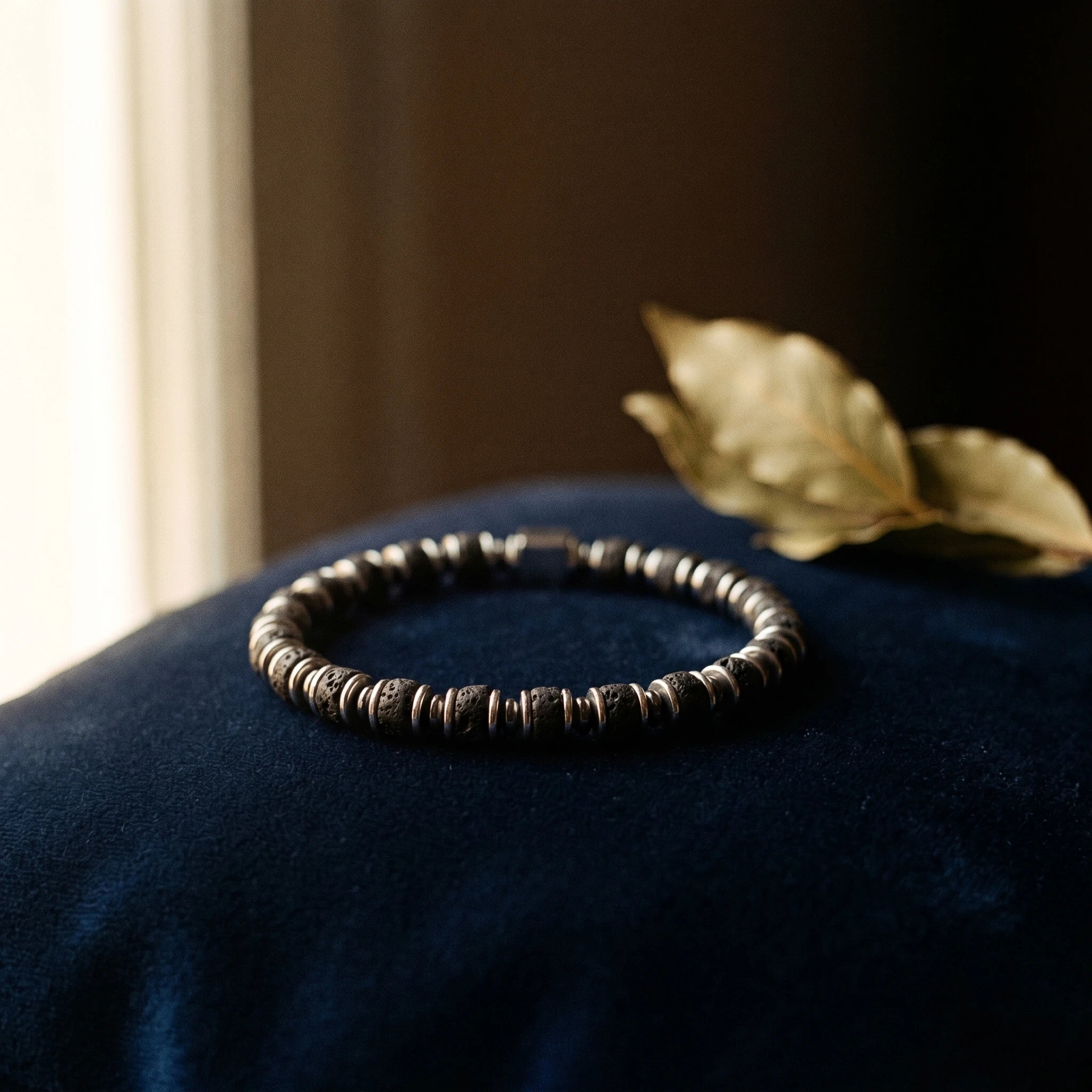 Le Réceptacle — Bracelet en lave volcanique pour huiles essentielles — vue principale · AURÆN Pierres d'Âme