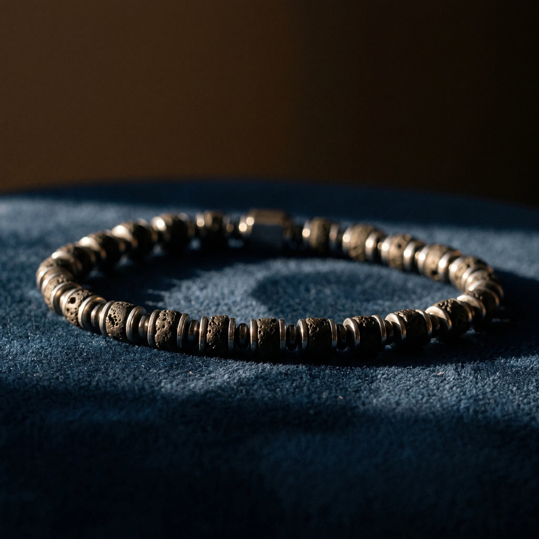 Le Réceptacle — Bracelet en lave volcanique pour huiles essentielles — détail matière · AURÆN Pierres d'Âme