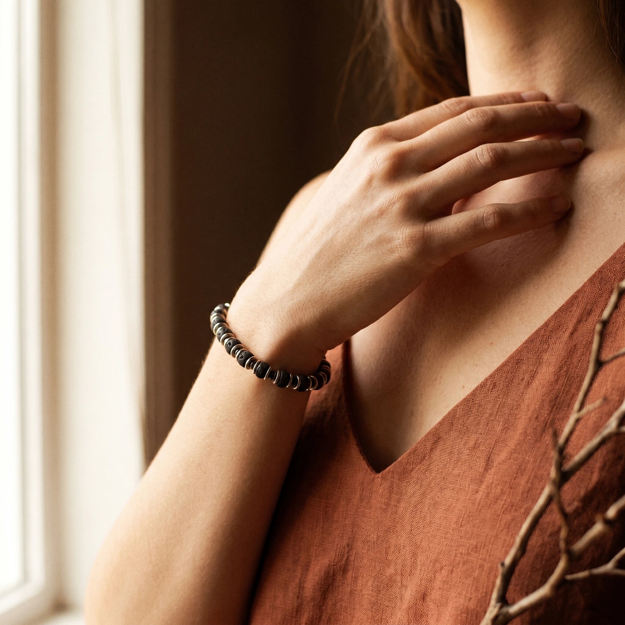 Le Réceptacle — Bracelet en lave volcanique pour huiles essentielles — porté · AURÆN Pierres d'Âme