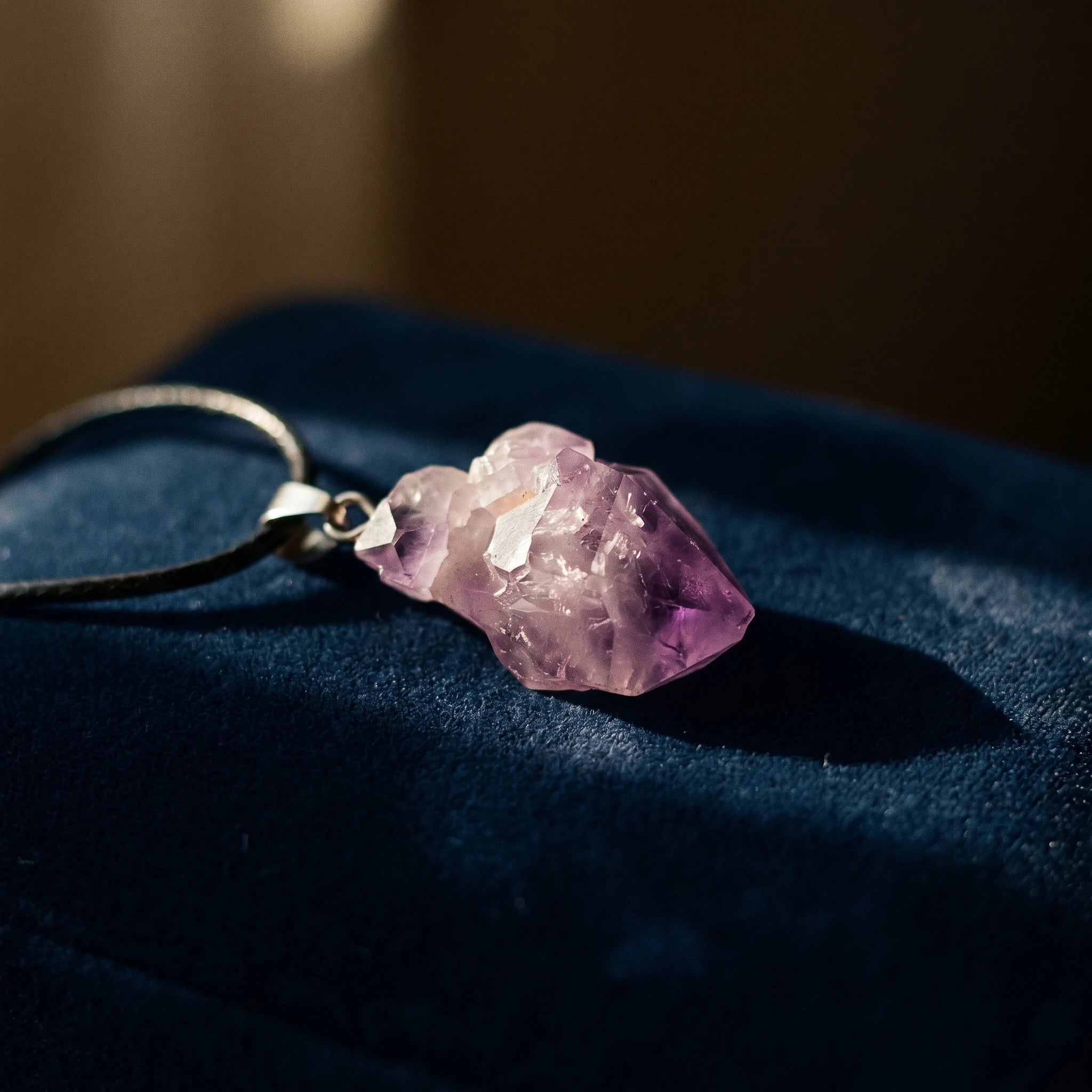 L'Améthyste Brute — Collier pendentif pierre brute — détail matière · AURÆN Pierres d'Âme