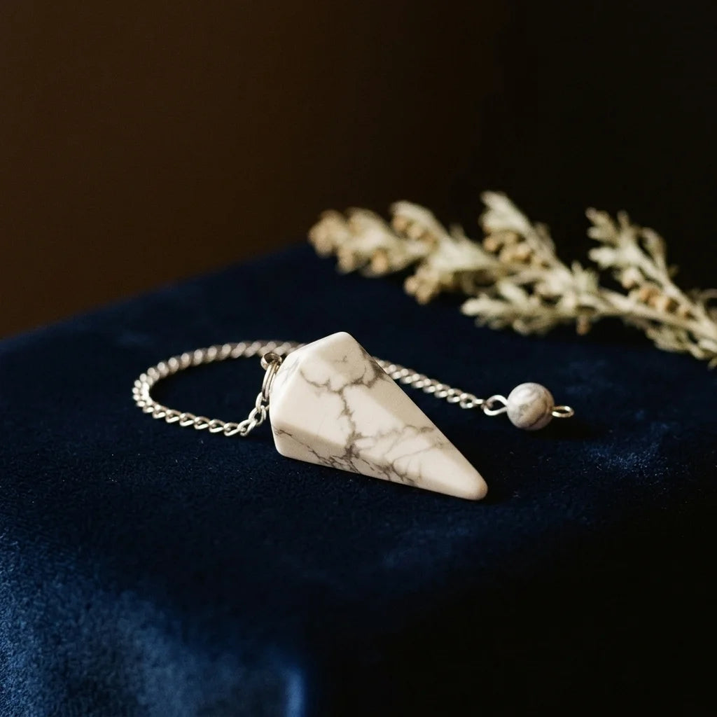 Le Pendule de Howlite — Radiesthésie pierre naturelle — vue principale · AURÆN Objets Sacrés