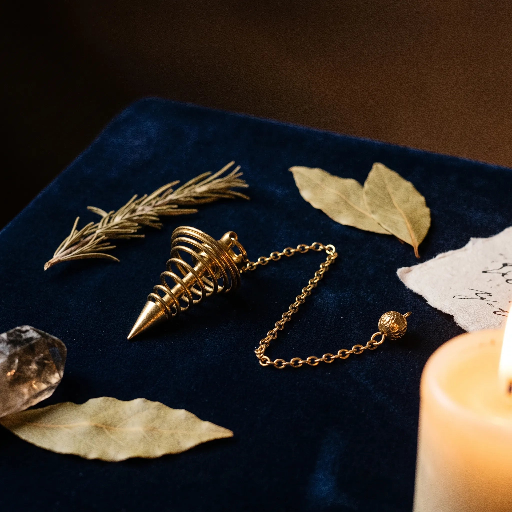 La Spirale — Pendule métal cône & spirale — mise en scène rituelle · AURÆN Objets Sacrés