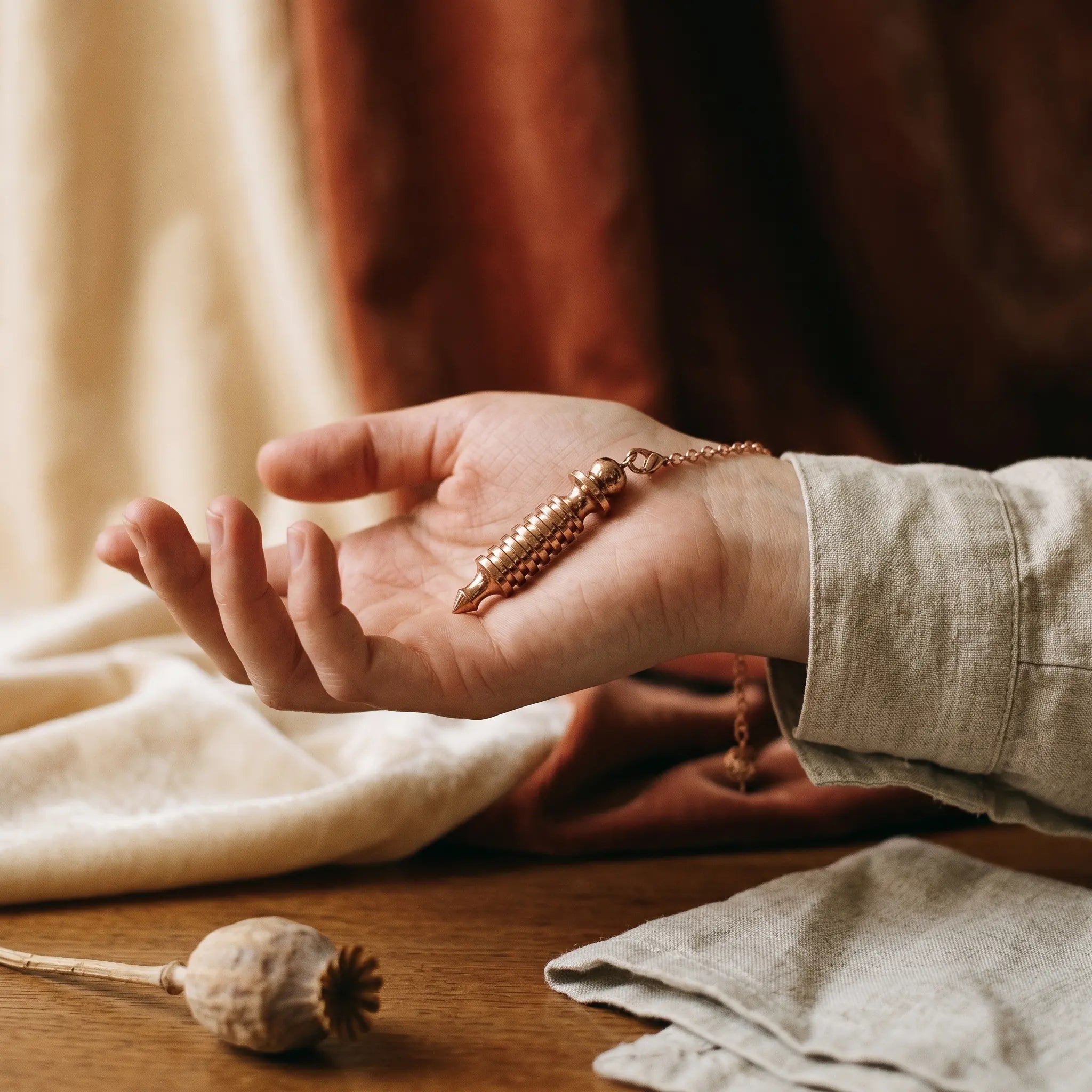Le Voile d'Isis — Pendule égyptien témoin Isis — en situation · AURÆN Objets Sacrés