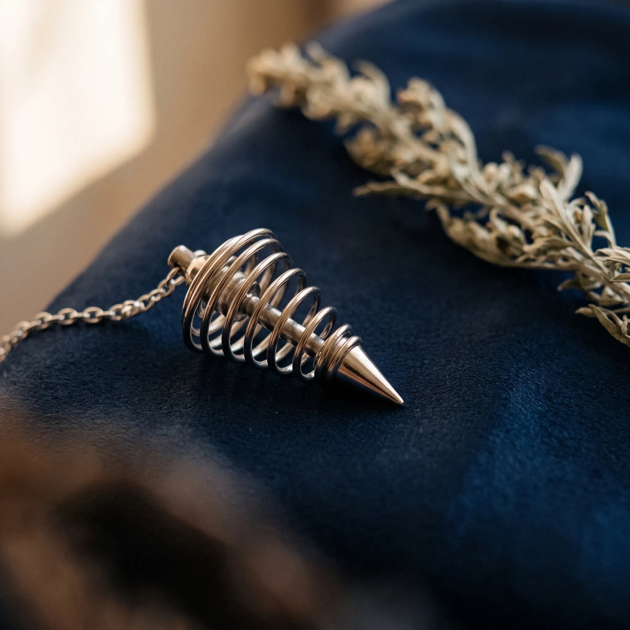 La Spirale — Pendule métal cône & spirale — présence variante · AURÆN Objets Sacrés