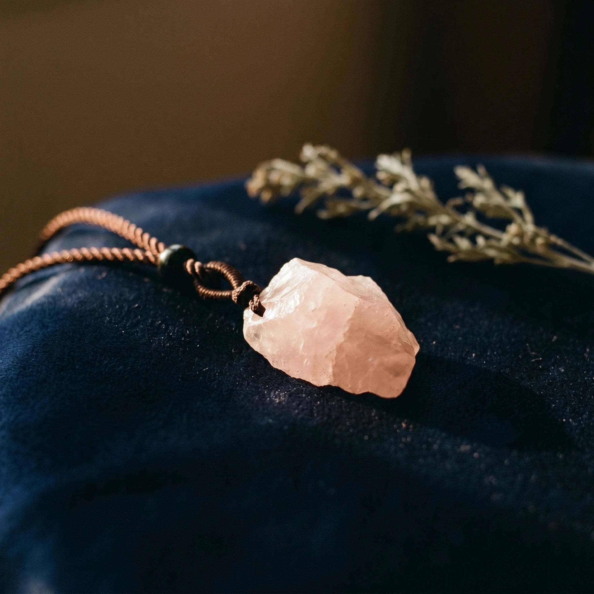 Le Quartz Rose Brut — Collier pendentif pierre brute — vue principale · AURÆN Pierres d'Âme