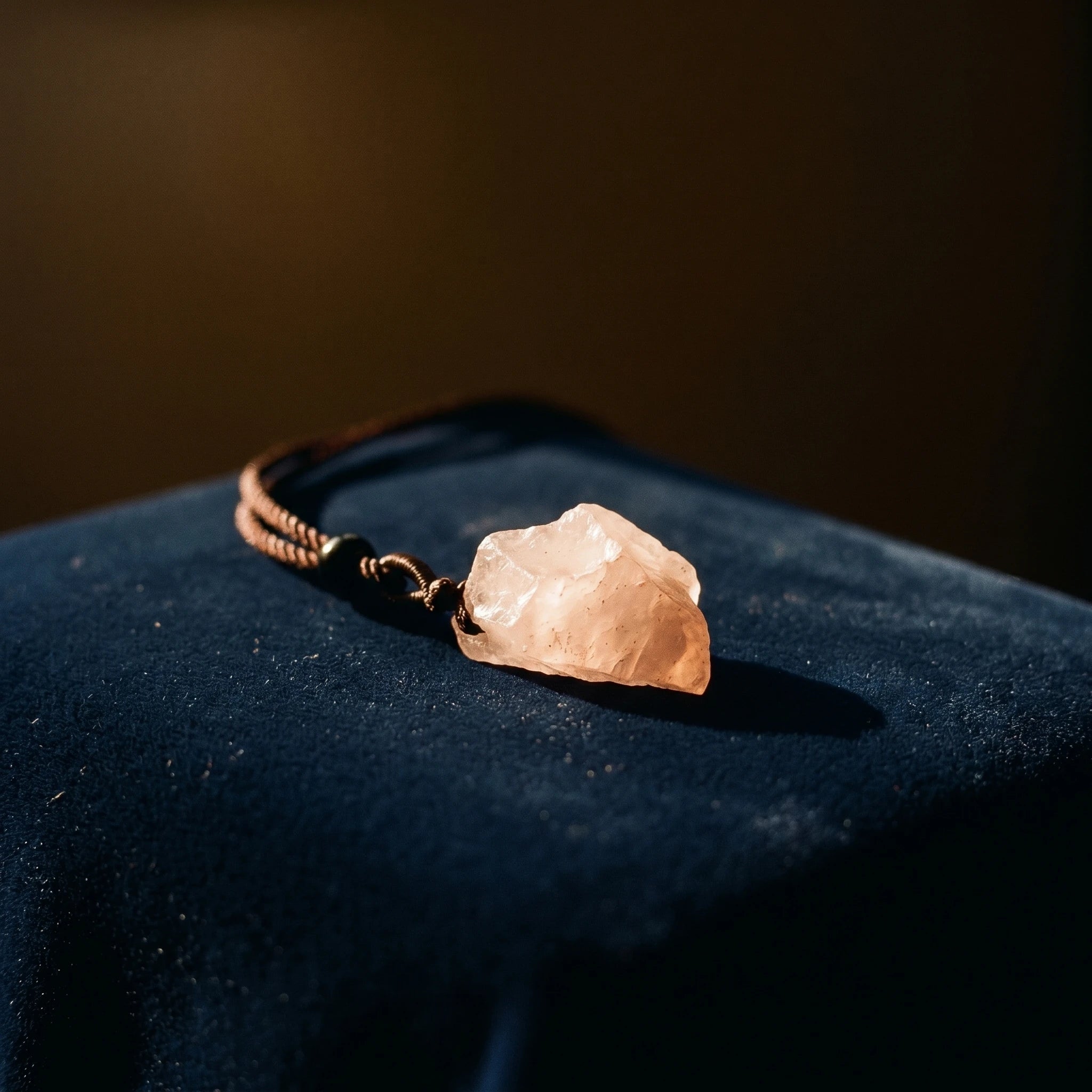 Le Quartz Rose Brut — Collier pendentif pierre brute — détail matière · AURÆN Pierres d'Âme