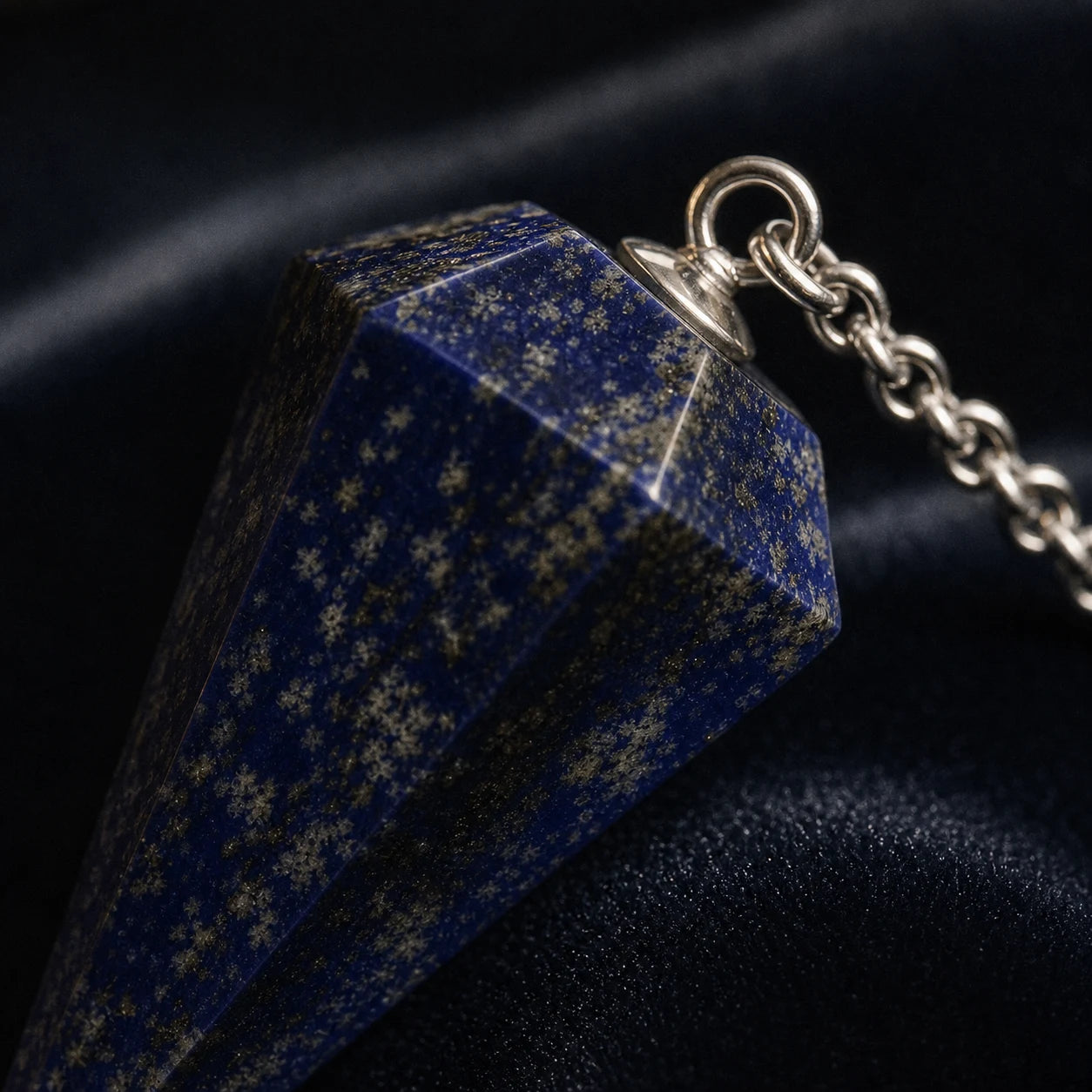 Le Pendule de Lapis-lazuli — Radiesthésie pierre naturelle — détail matière · AURÆN Objets Sacrés