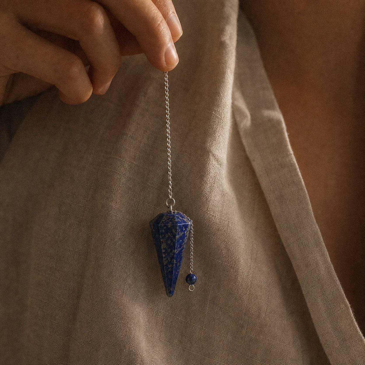 Le Pendule de Lapis-lazuli — Radiesthésie pierre naturelle — porté · AURÆN Objets Sacrés